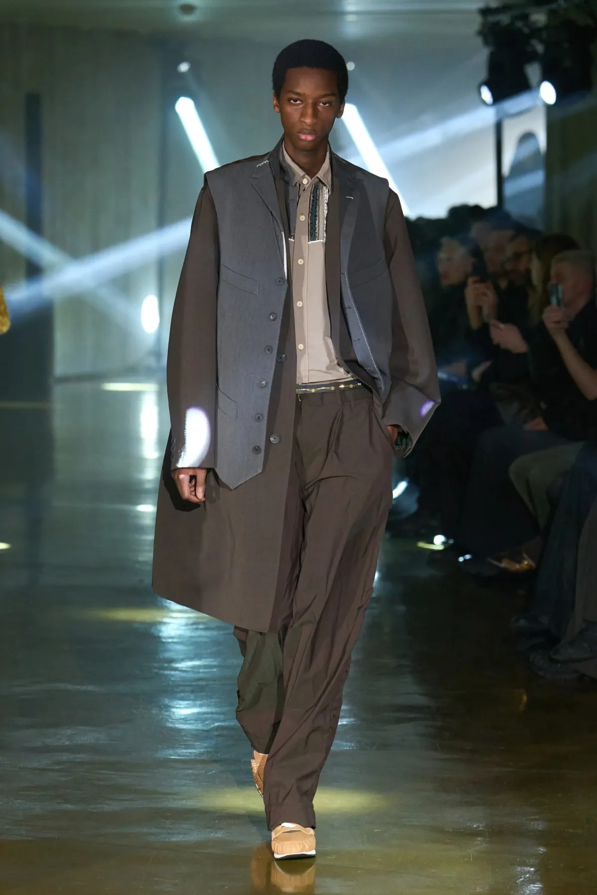 Le défilé kolor Automne 2025 clôt l'ère Junichi Abe avec une collection masculine innovante