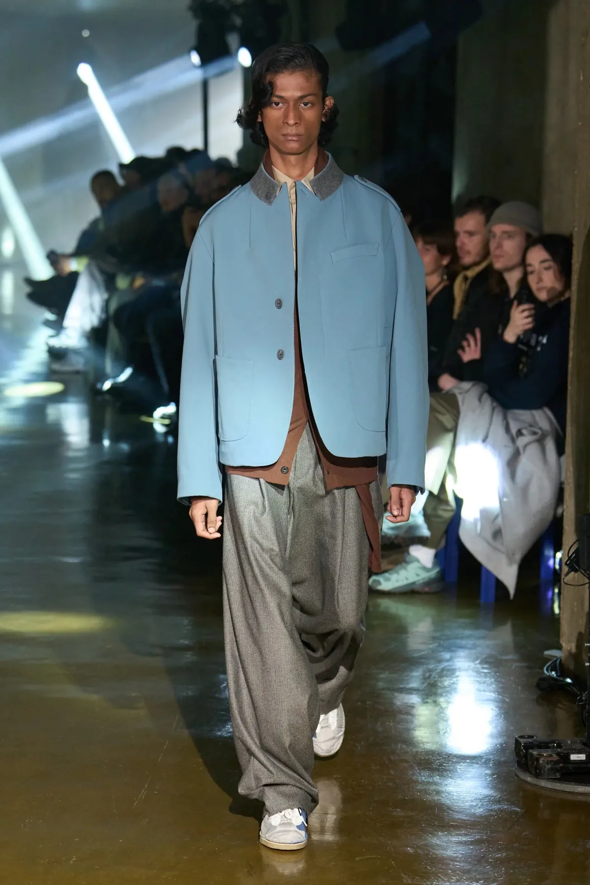 Le défilé kolor Automne 2025 clôt l'ère Junichi Abe avec une collection masculine innovante