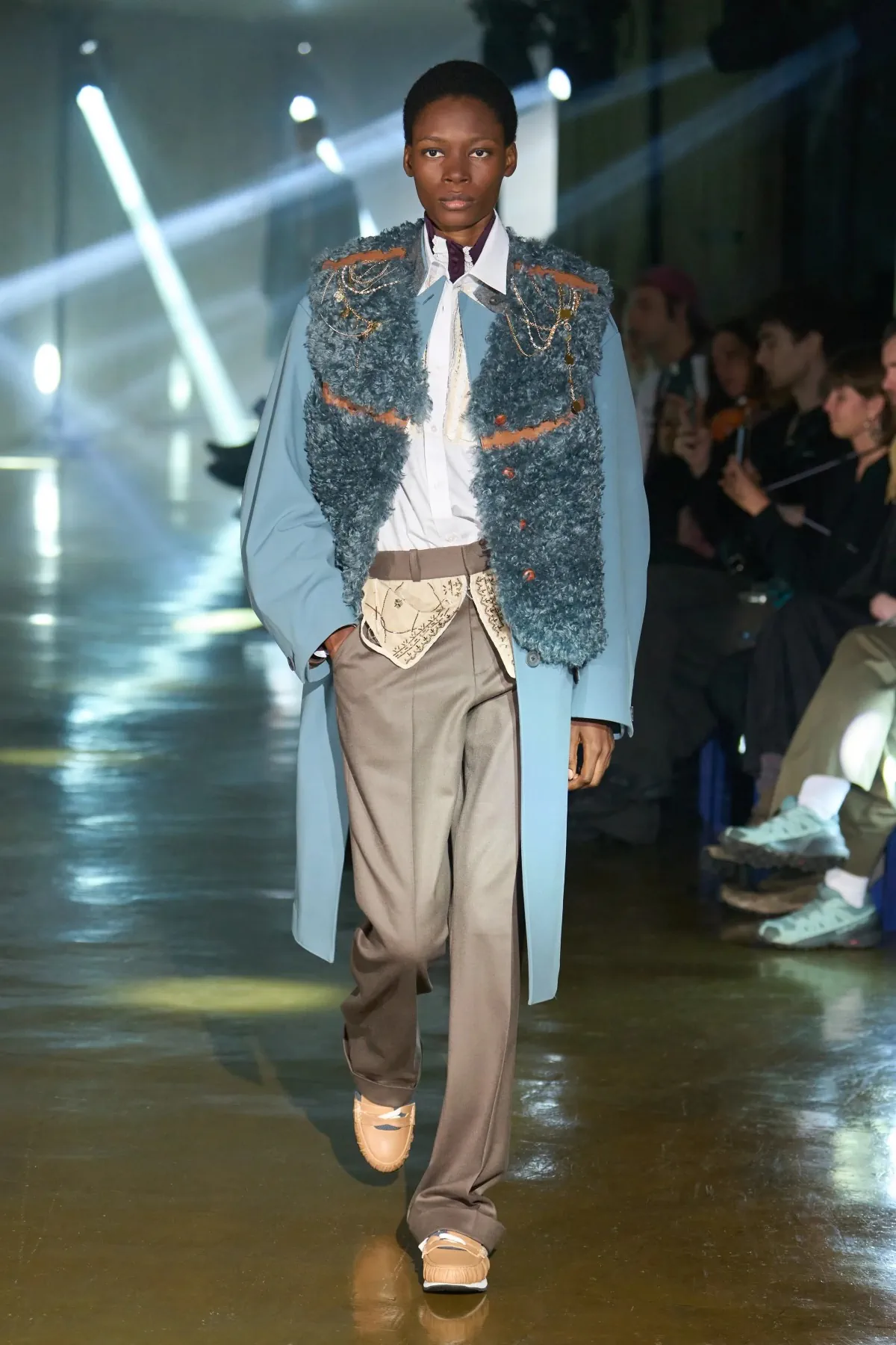 Le défilé kolor Automne 2025 clôt l'ère Junichi Abe avec une collection masculine innovante