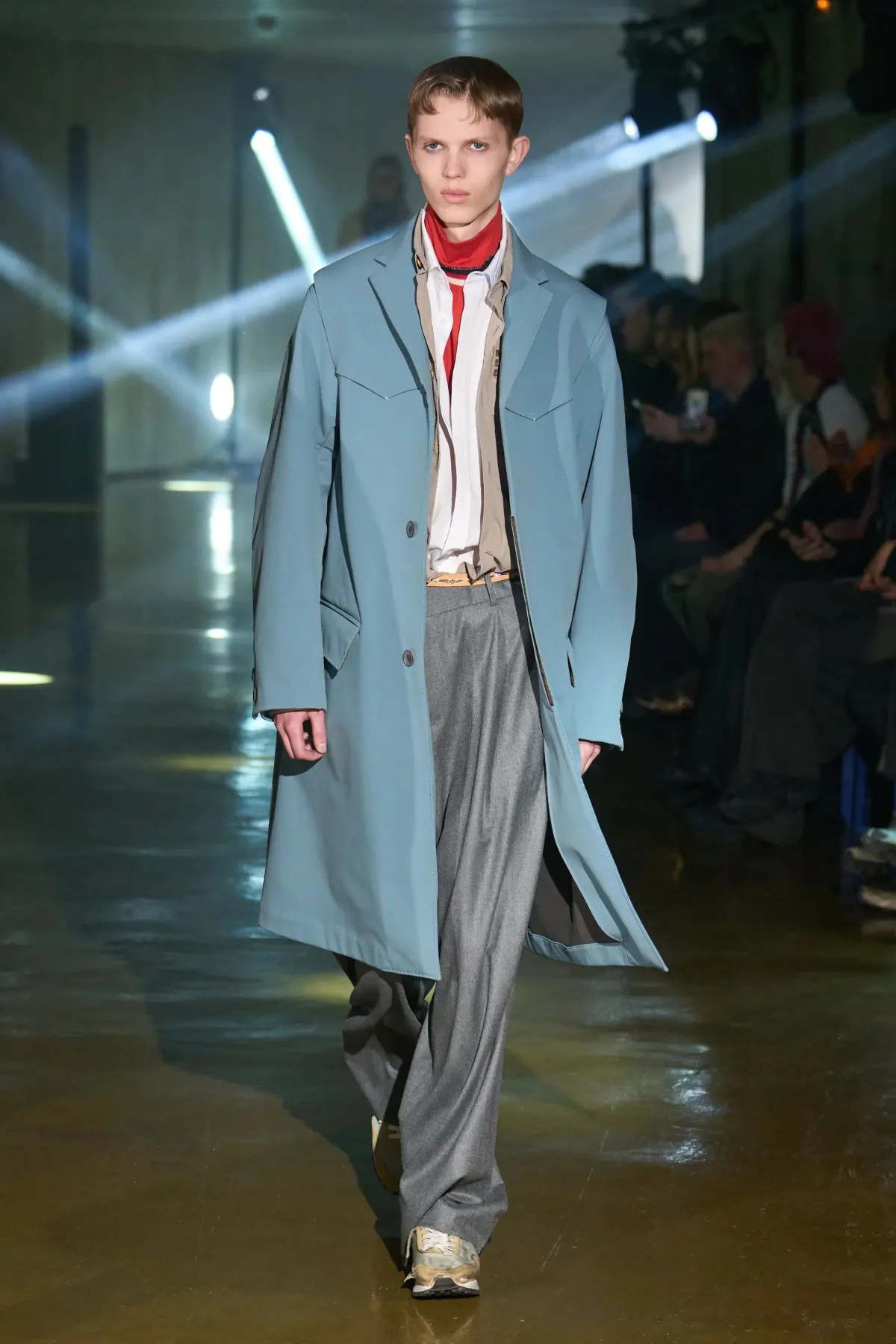 Le défilé kolor Automne 2025 clôt l'ère Junichi Abe avec une collection masculine innovante