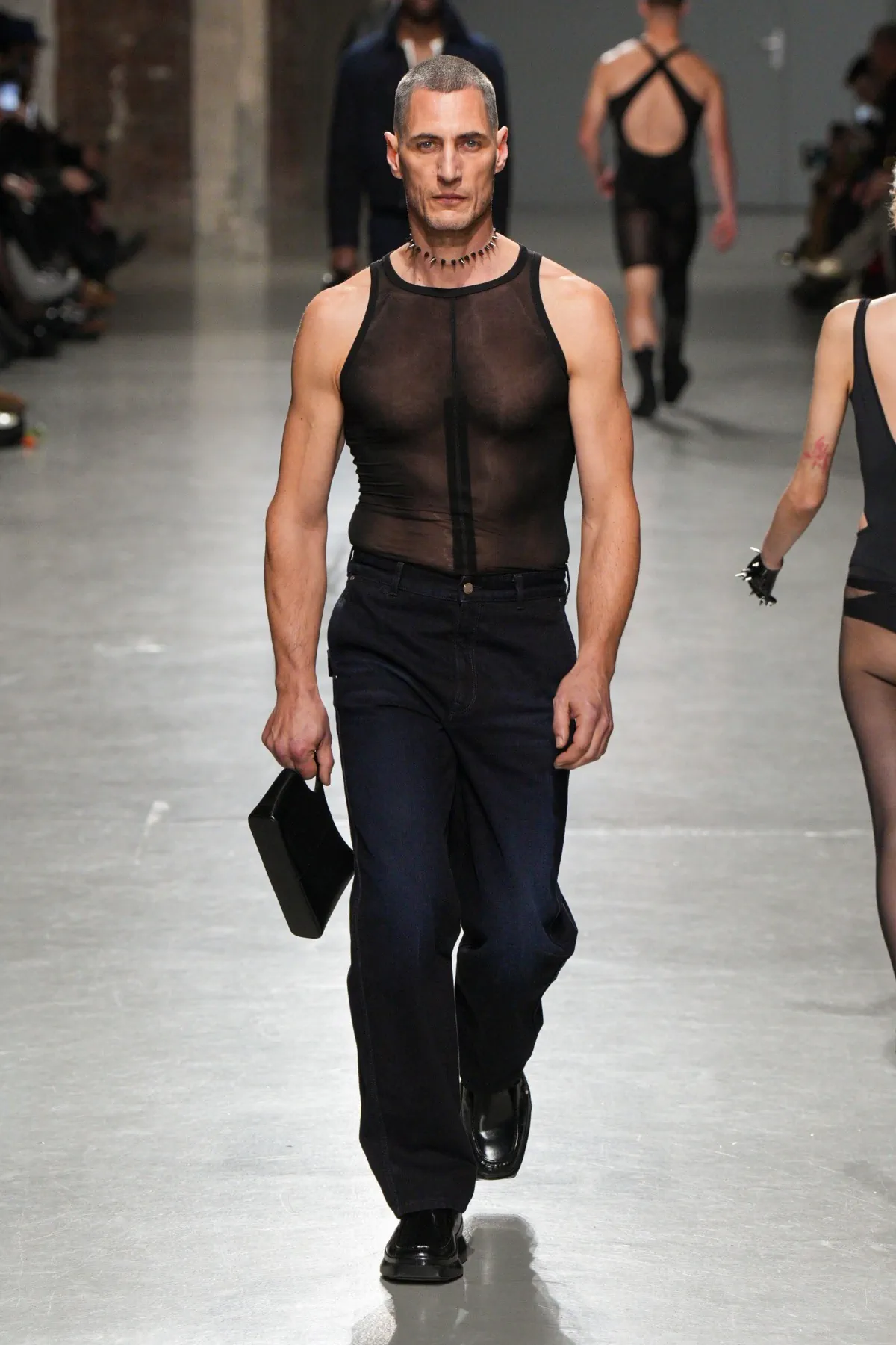 Pour l'automne 2025, LGN Louis Gabriel Nouchi embrasse le pouvoir, l'inclusivité et le tailleur provocateur