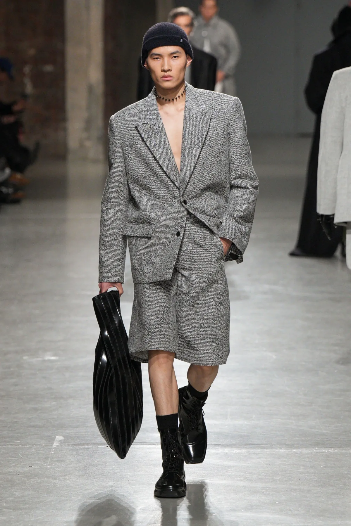 Pour l'automne 2025, LGN Louis Gabriel Nouchi embrasse le pouvoir, l'inclusivité et le tailleur provocateur