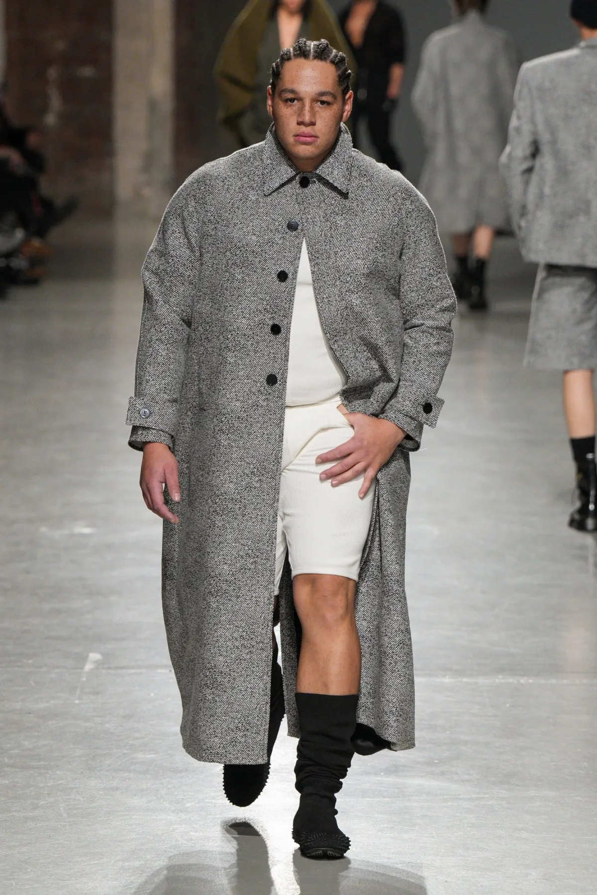 Pour l'automne 2025, LGN Louis Gabriel Nouchi embrasse le pouvoir, l'inclusivité et le tailleur provocateur