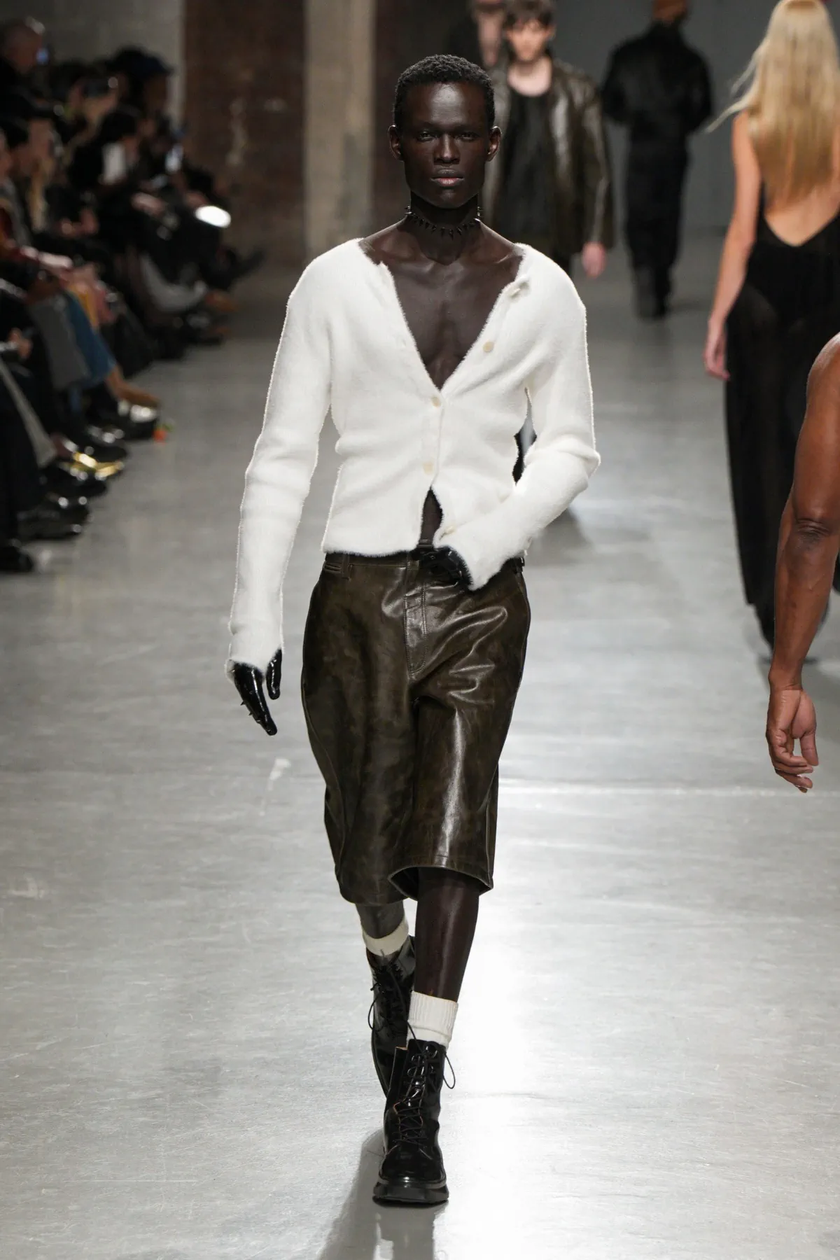 Pour l'automne 2025, LGN Louis Gabriel Nouchi embrasse le pouvoir, l'inclusivité et le tailleur provocateur