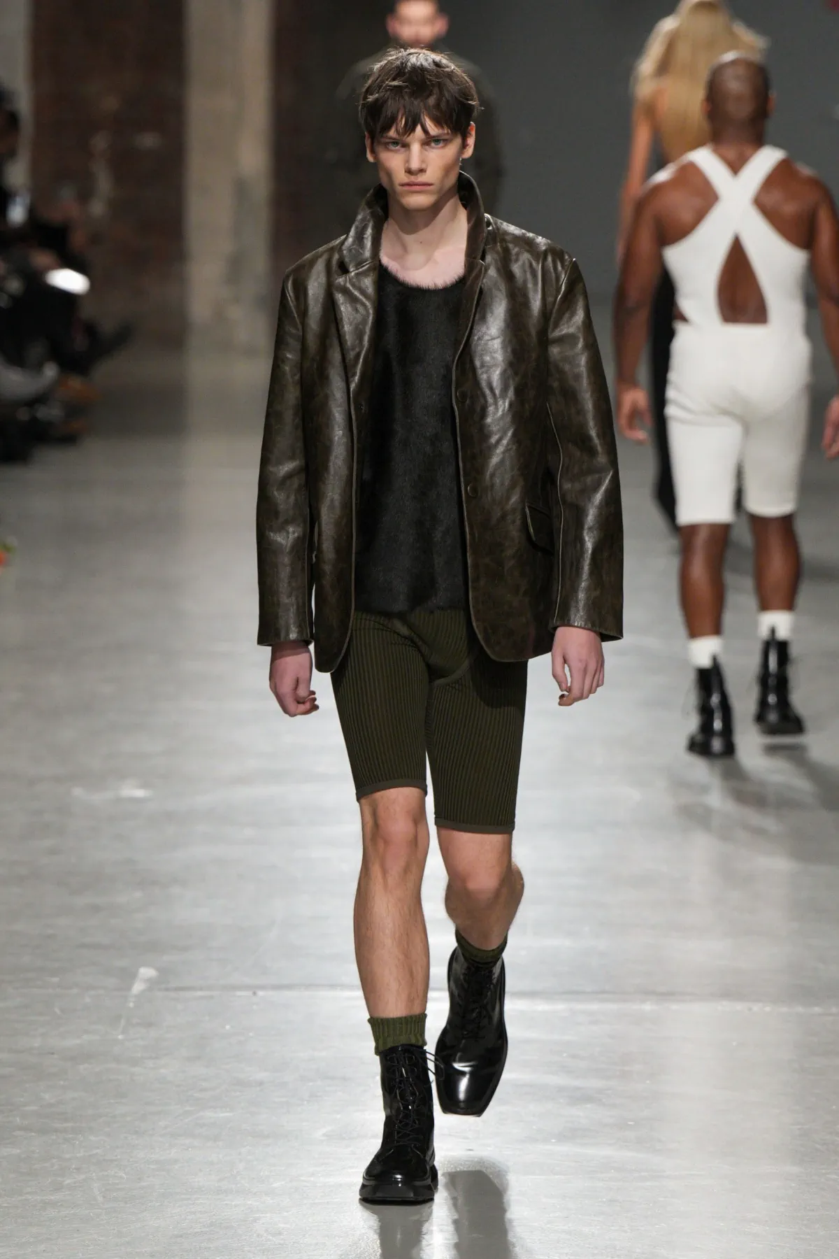 Pour l'automne 2025, LGN Louis Gabriel Nouchi embrasse le pouvoir, l'inclusivité et le tailleur provocateur