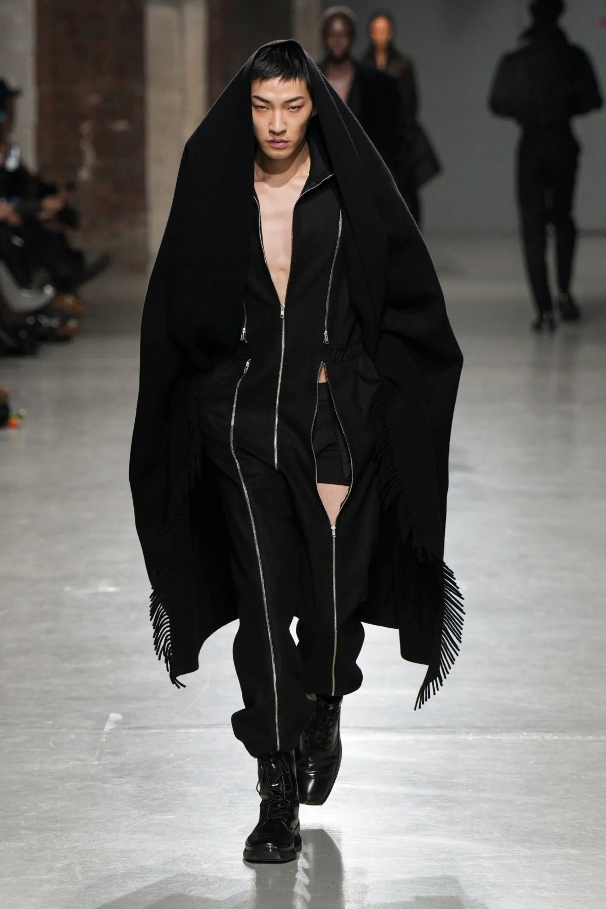 Pour l'automne 2025, LGN Louis Gabriel Nouchi embrasse le pouvoir, l'inclusivité et le tailleur provocateur