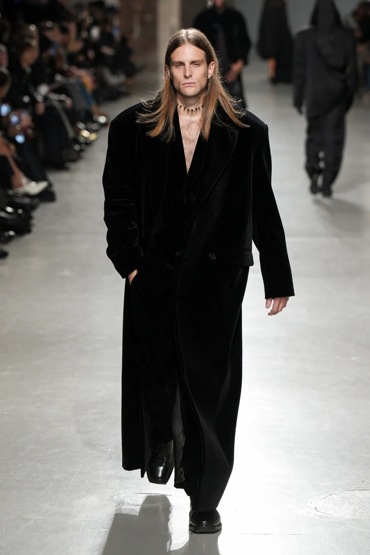 Pour l'automne 2025, LGN Louis Gabriel Nouchi embrasse le pouvoir, l'inclusivité et le tailleur provocateur