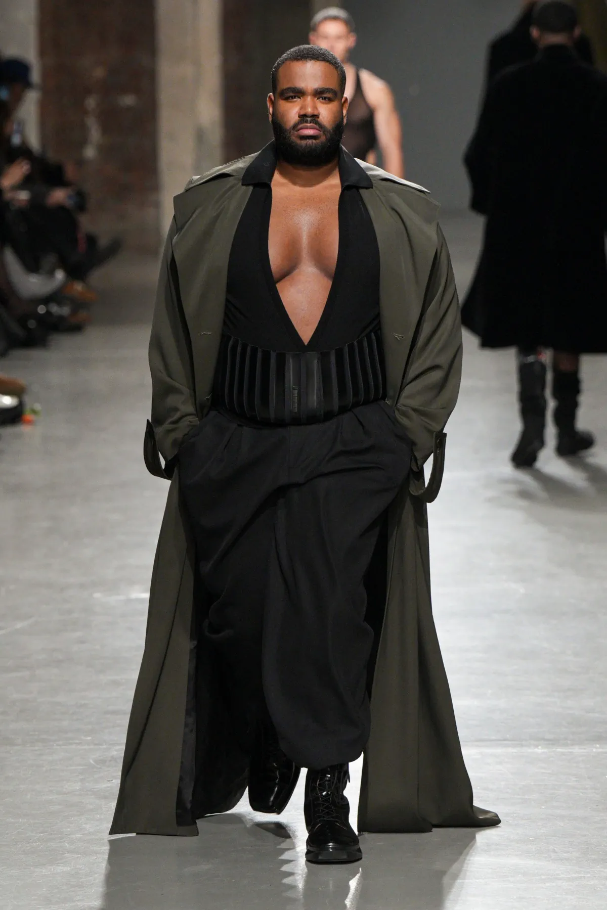 Pour l'automne 2025, LGN Louis Gabriel Nouchi embrasse le pouvoir, l'inclusivité et le tailleur provocateur