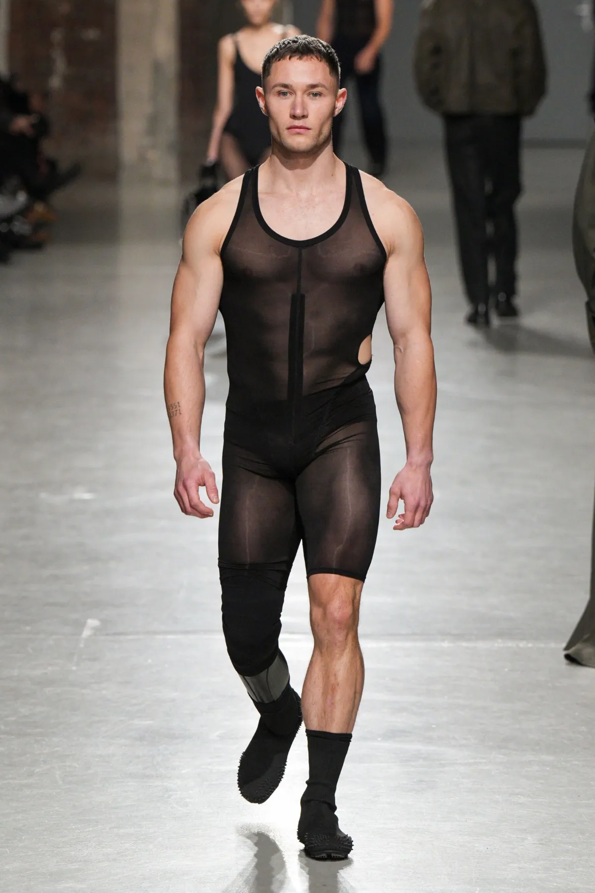 Pour l'automne 2025, LGN Louis Gabriel Nouchi embrasse le pouvoir, l'inclusivité et le tailleur provocateur