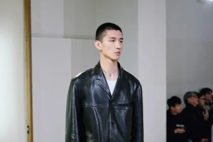 La collection pour hommes d'automne 2025 de LEMAIRE est un équilibre entre luxe discret et assurance audacieuse