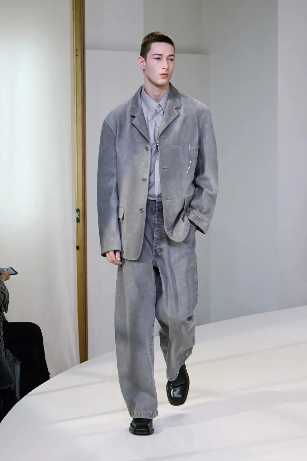 La collection pour hommes d'automne 2025 de LEMAIRE est un équilibre entre luxe discret et assurance audacieuse