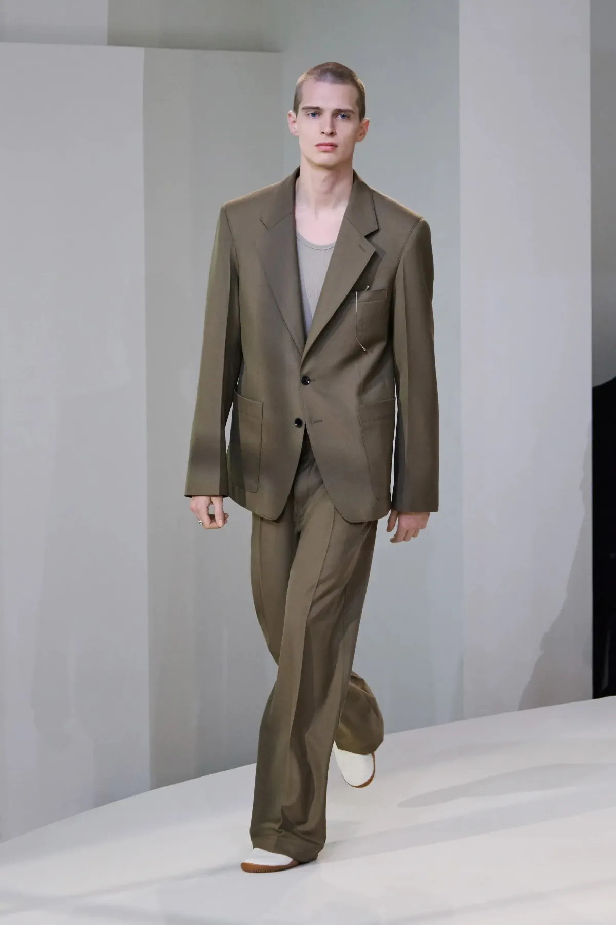 La collection pour hommes d'automne 2025 de LEMAIRE est un équilibre entre luxe discret et assurance audacieuse