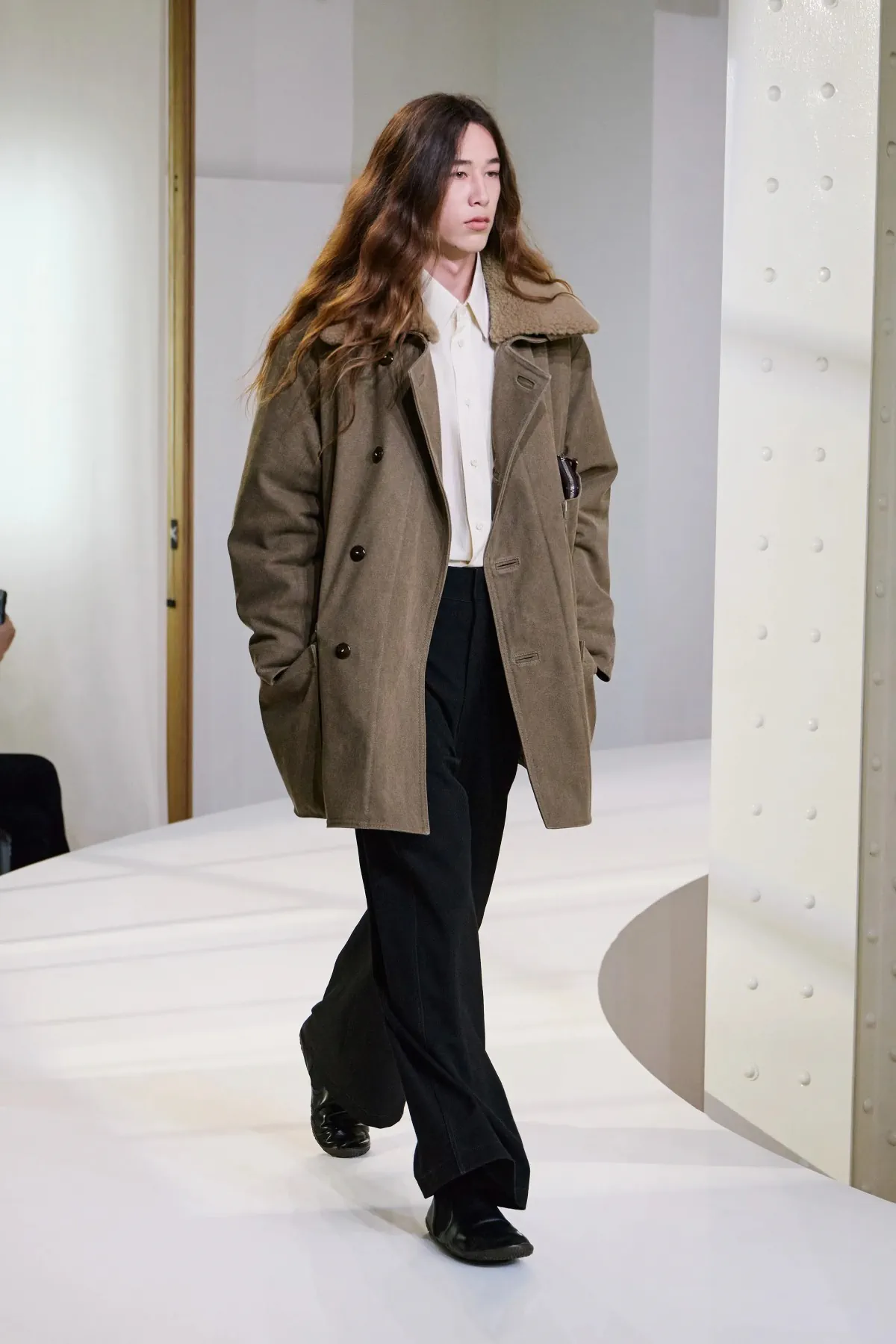 La collection pour hommes d'automne 2025 de LEMAIRE est un équilibre entre luxe discret et assurance audacieuse