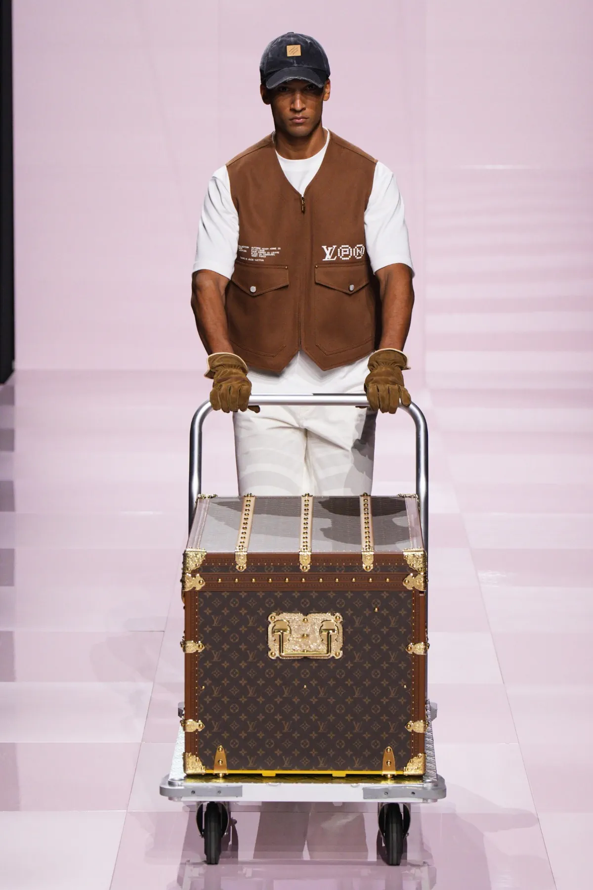 Pour l'automne 2025, Louis Vuitton célèbre célèbre l'amitié durable entre Pharrell Williams et Nigo