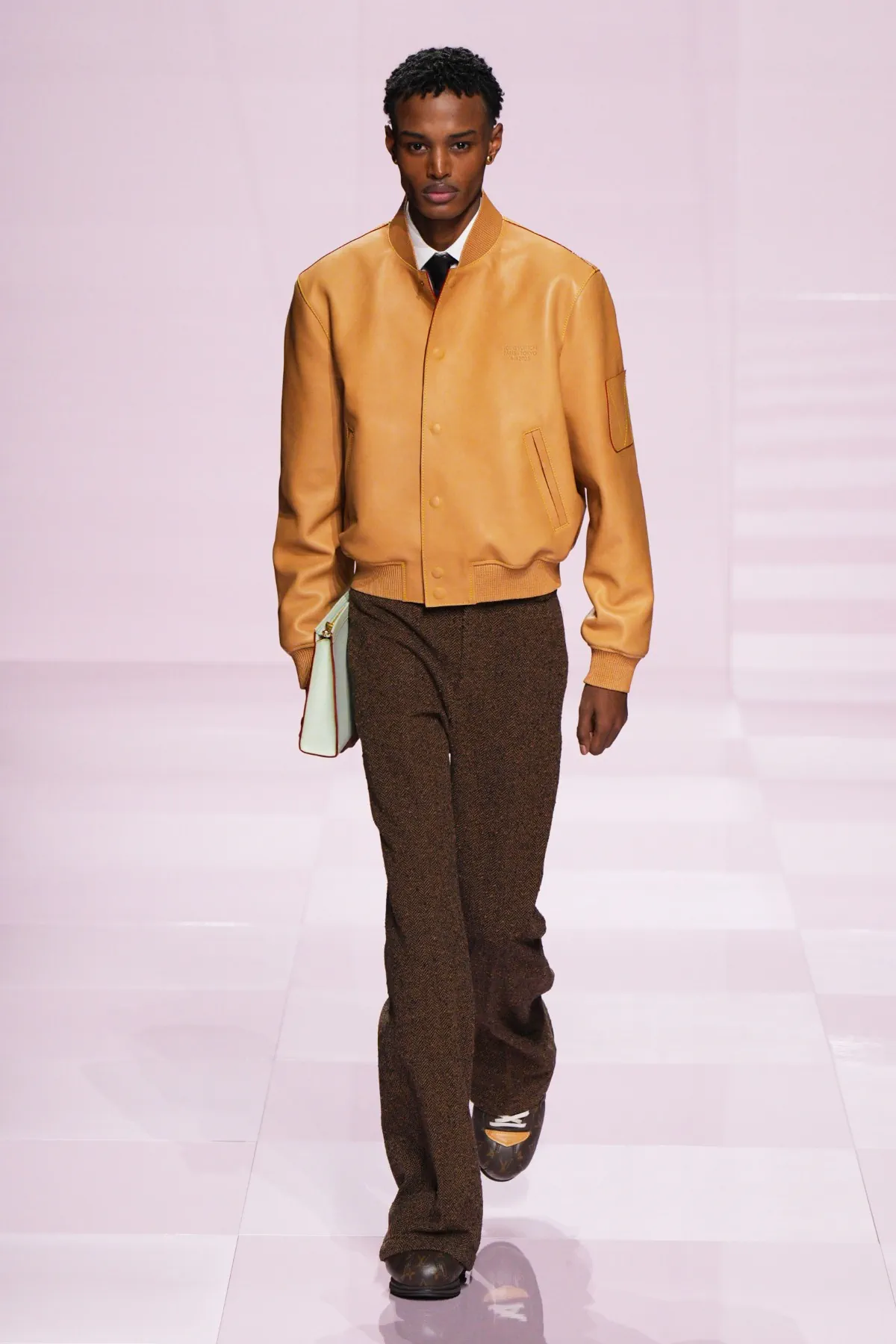 Pour l'automne 2025, Louis Vuitton célèbre célèbre l'amitié durable entre Pharrell Williams et Nigo