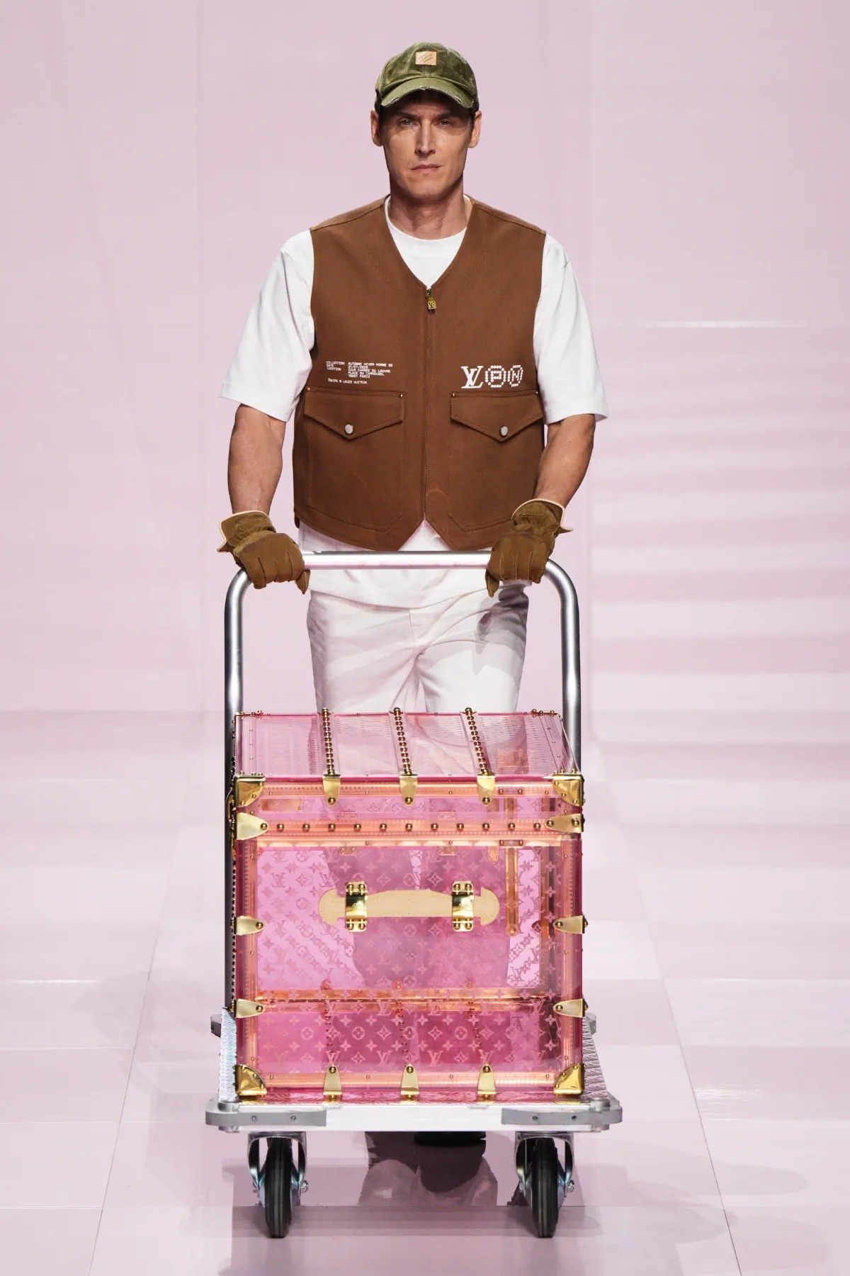 Pour l'automne 2025, Louis Vuitton célèbre célèbre l'amitié durable entre Pharrell Williams et Nigo