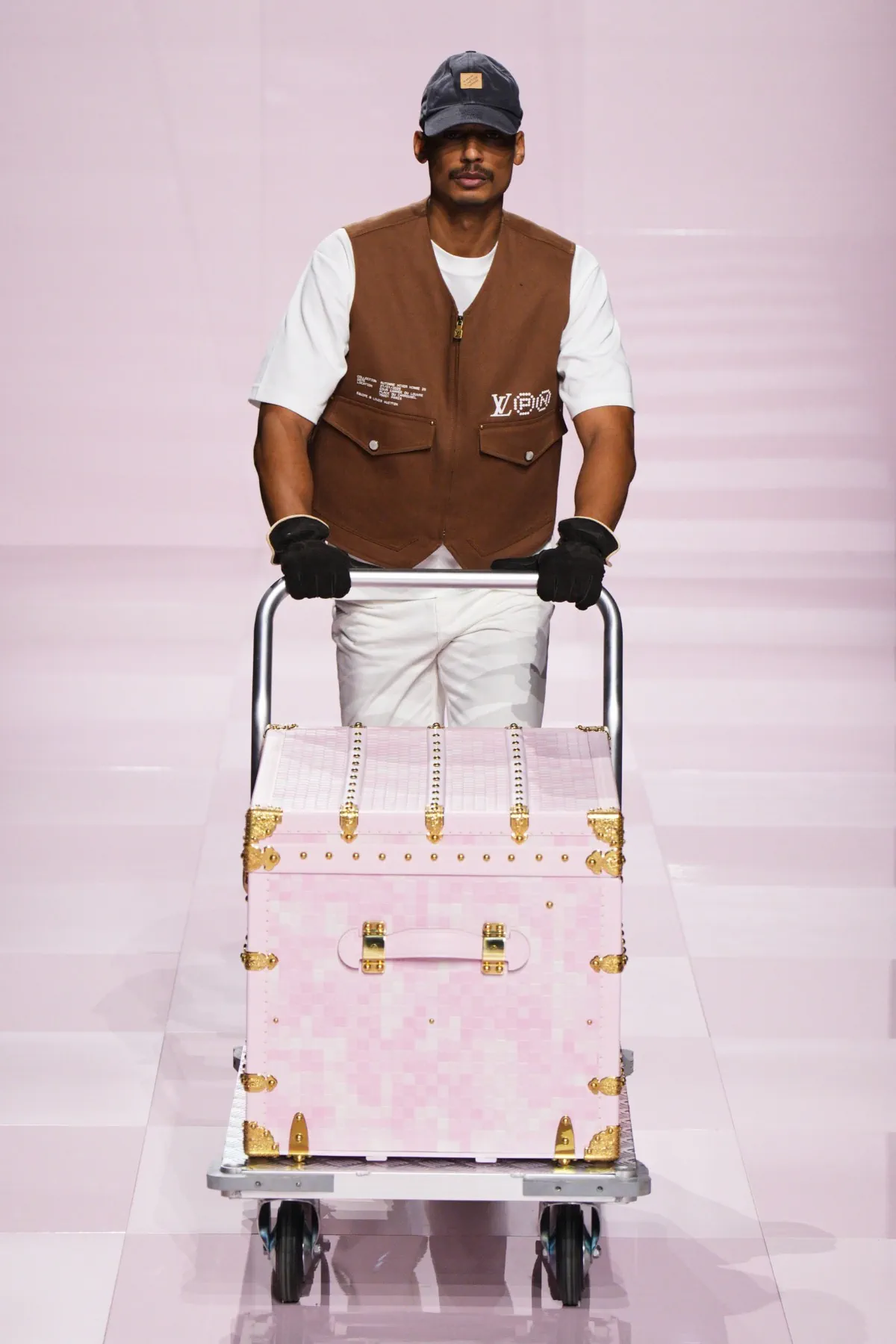Pour l'automne 2025, Louis Vuitton célèbre célèbre l'amitié durable entre Pharrell Williams et Nigo