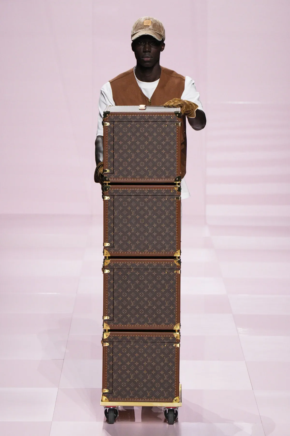 Pour l'automne 2025, Louis Vuitton célèbre célèbre l'amitié durable entre Pharrell Williams et Nigo