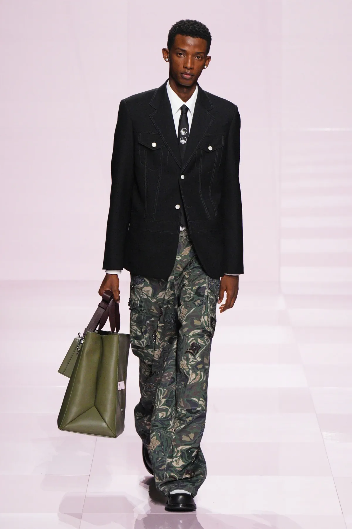 Pour l'automne 2025, Louis Vuitton célèbre célèbre l'amitié durable entre Pharrell Williams et Nigo
