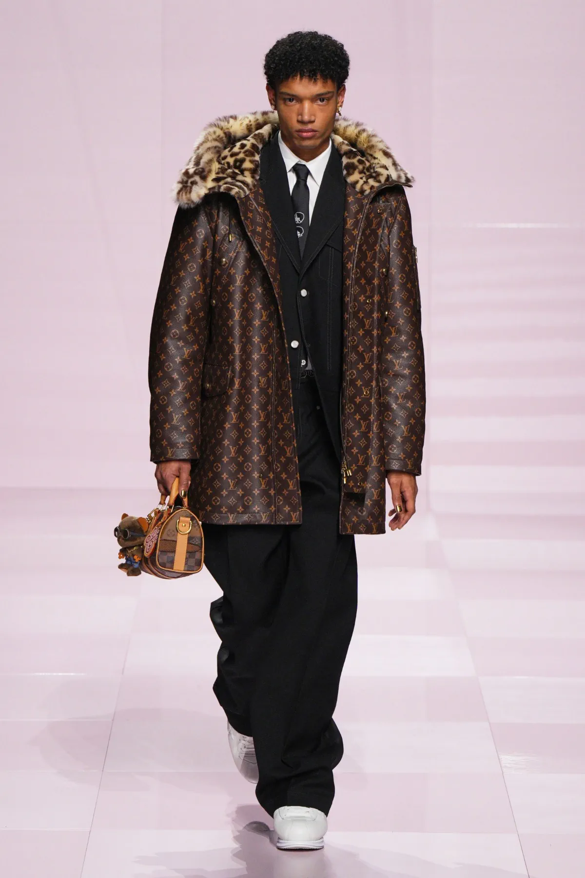 Pour l'automne 2025, Louis Vuitton célèbre célèbre l'amitié durable entre Pharrell Williams et Nigo