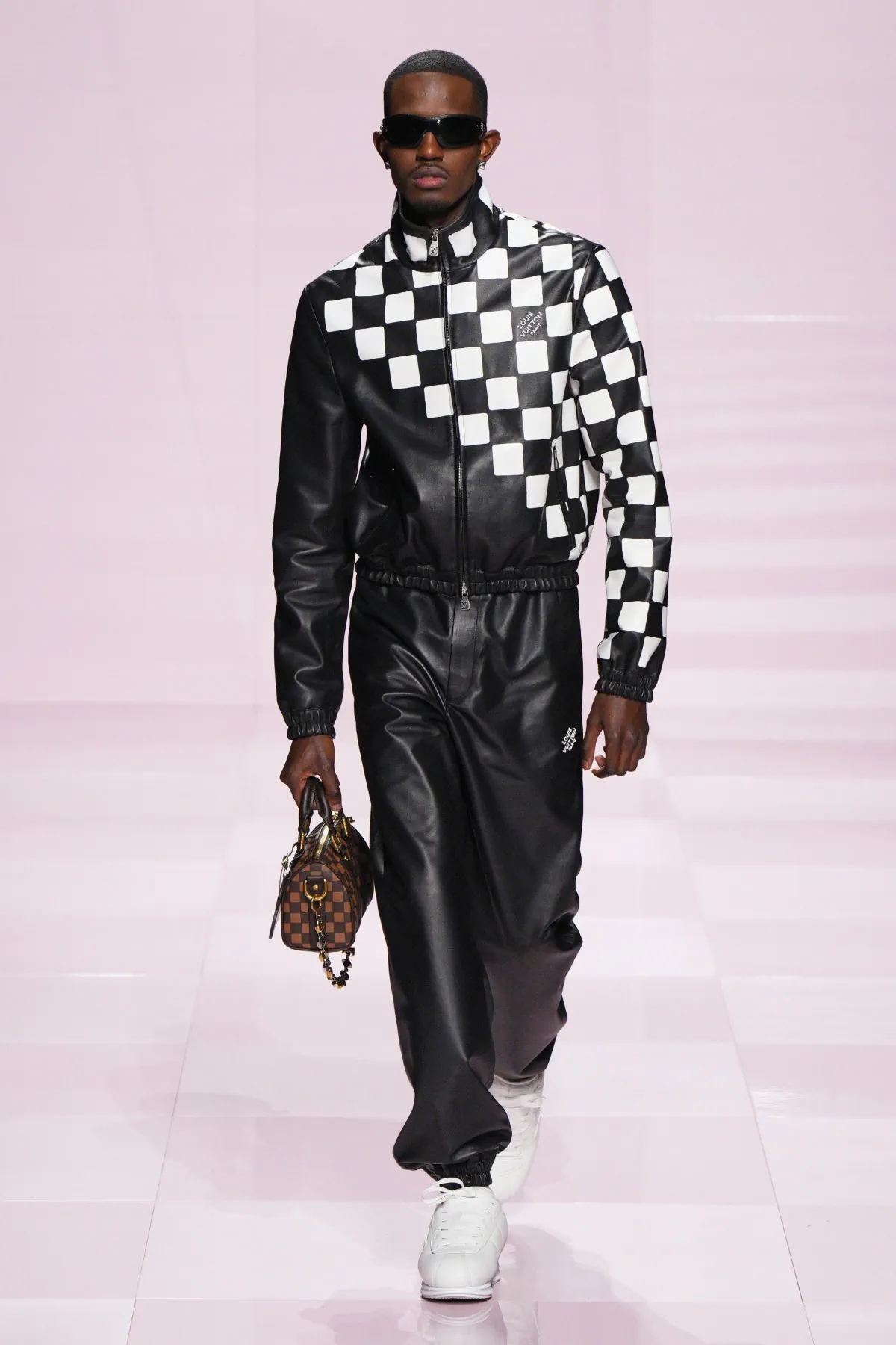 Pour l'automne 2025, Louis Vuitton célèbre célèbre l'amitié durable entre Pharrell Williams et Nigo