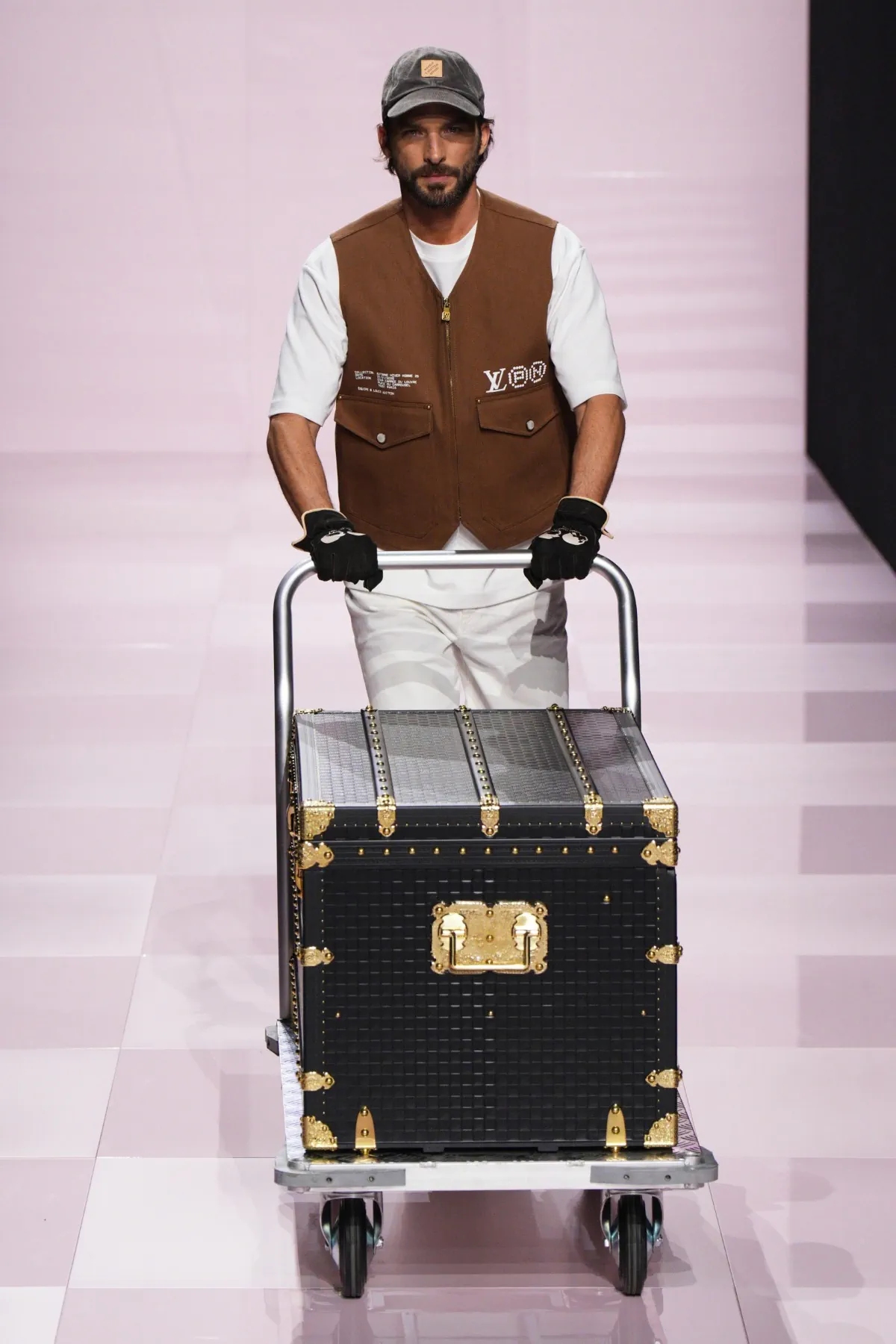 Pour l'automne 2025, Louis Vuitton célèbre célèbre l'amitié durable entre Pharrell Williams et Nigo