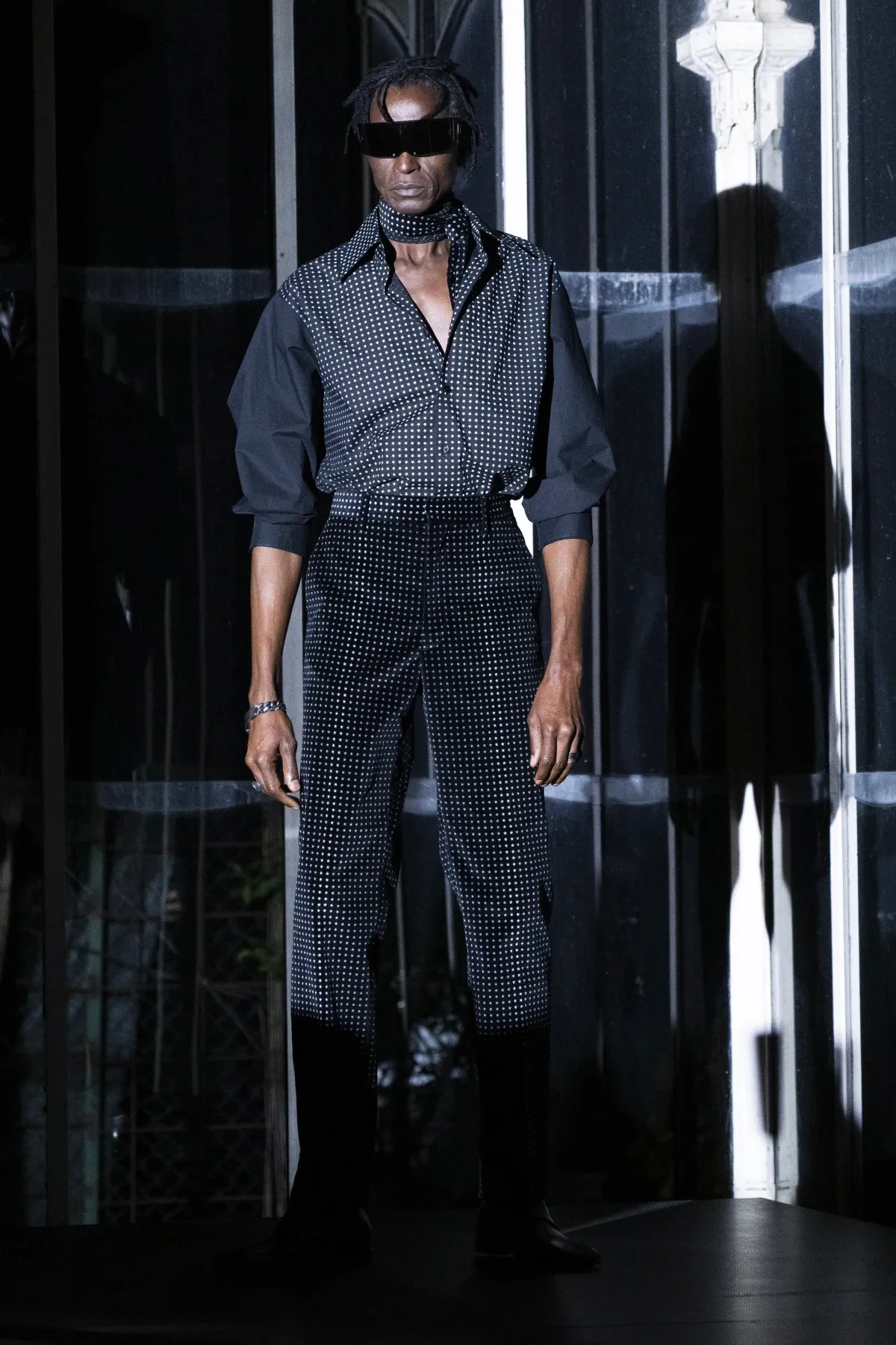 La collection MM6 Maison Margiela automne 2025 pour le Pitti Uomo est placée sous le signe de la malice noire