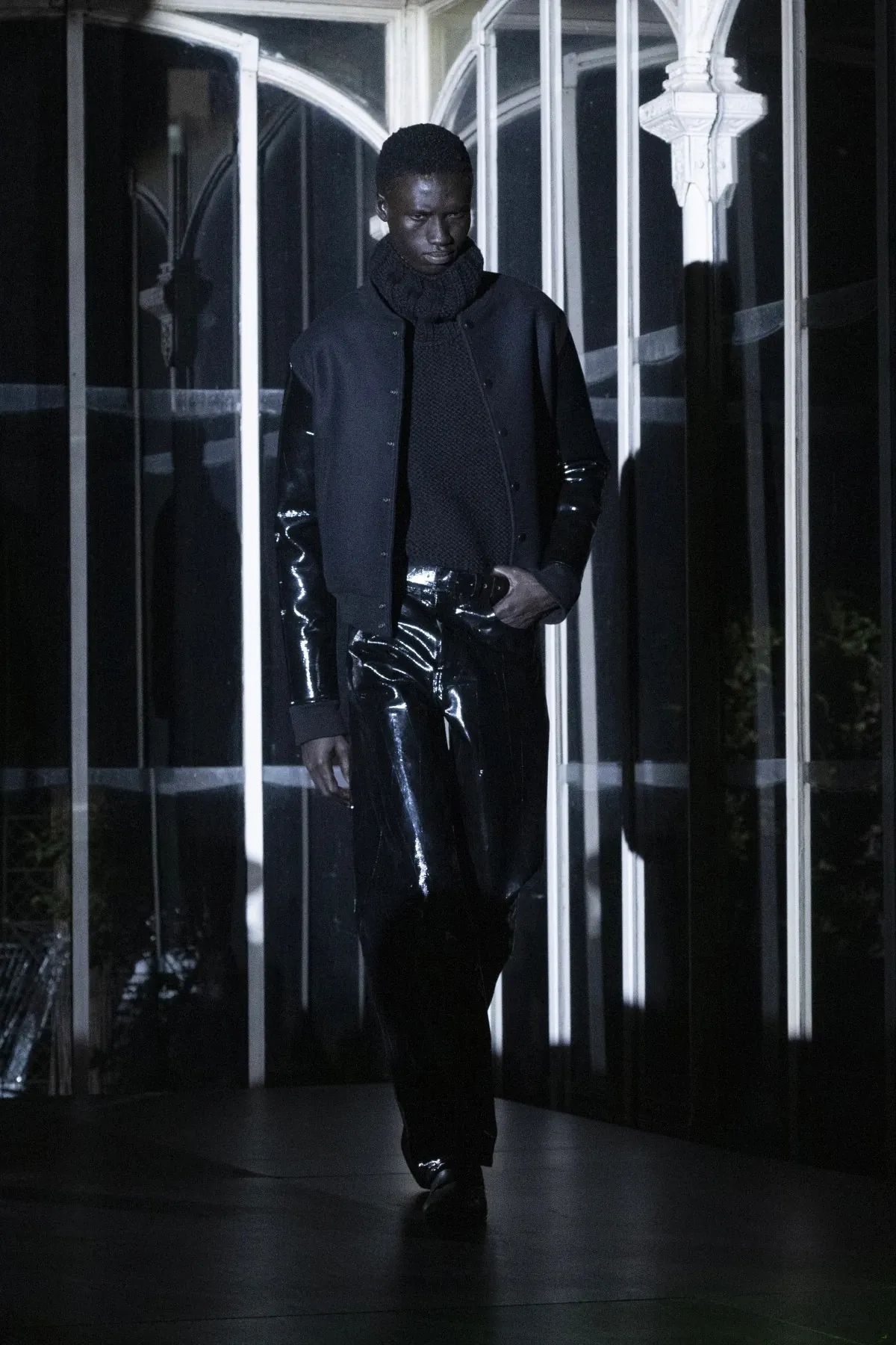 La collection automne 2025 de MM6 Maison Margiela pour le Pitti Uomo est placée sous le signe de la malice noire