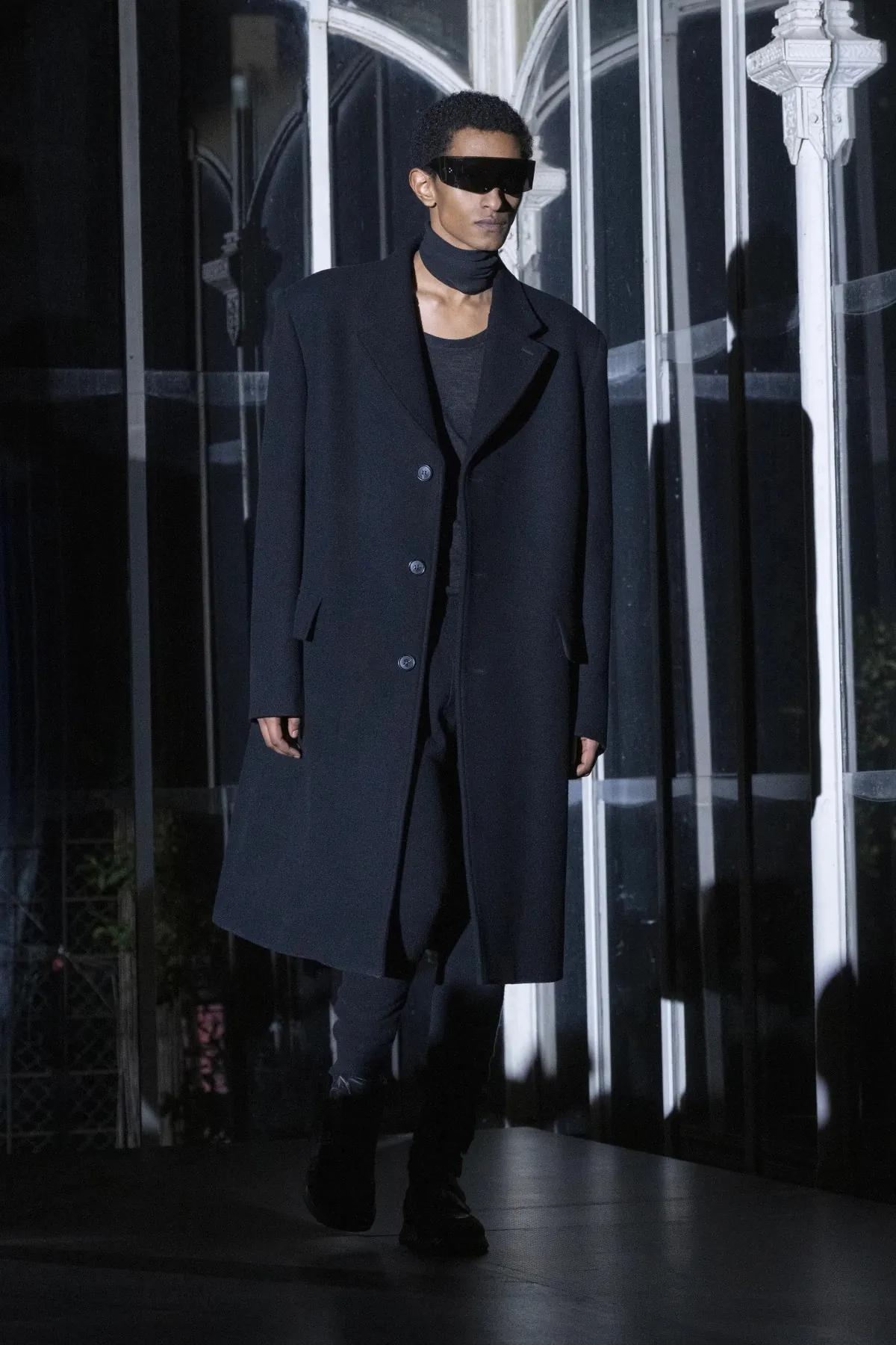 La collection automne 2025 de MM6 Maison Margiela pour le Pitti Uomo est placée sous le signe de la malice noire