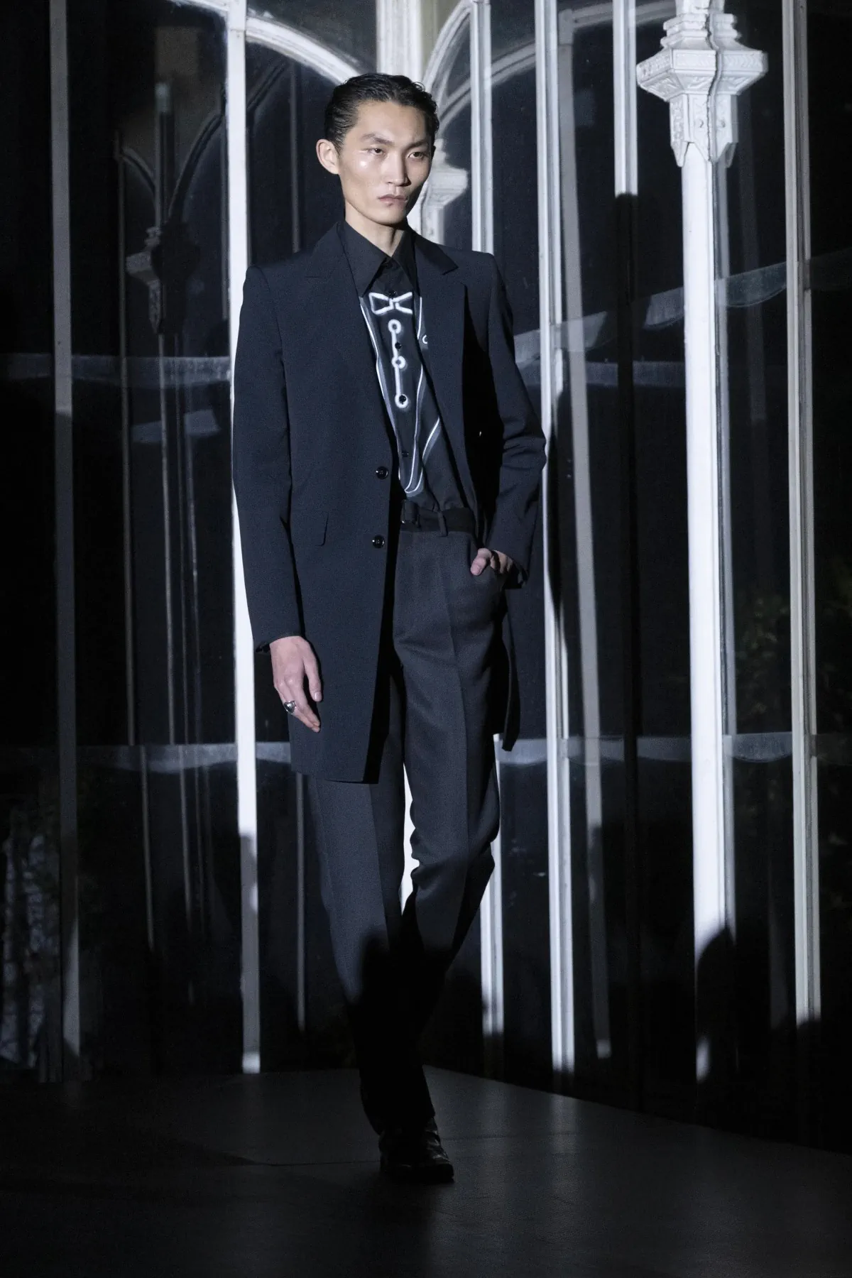 La collection automne 2025 de MM6 Maison Margiela pour le Pitti Uomo est placée sous le signe de la malice noire