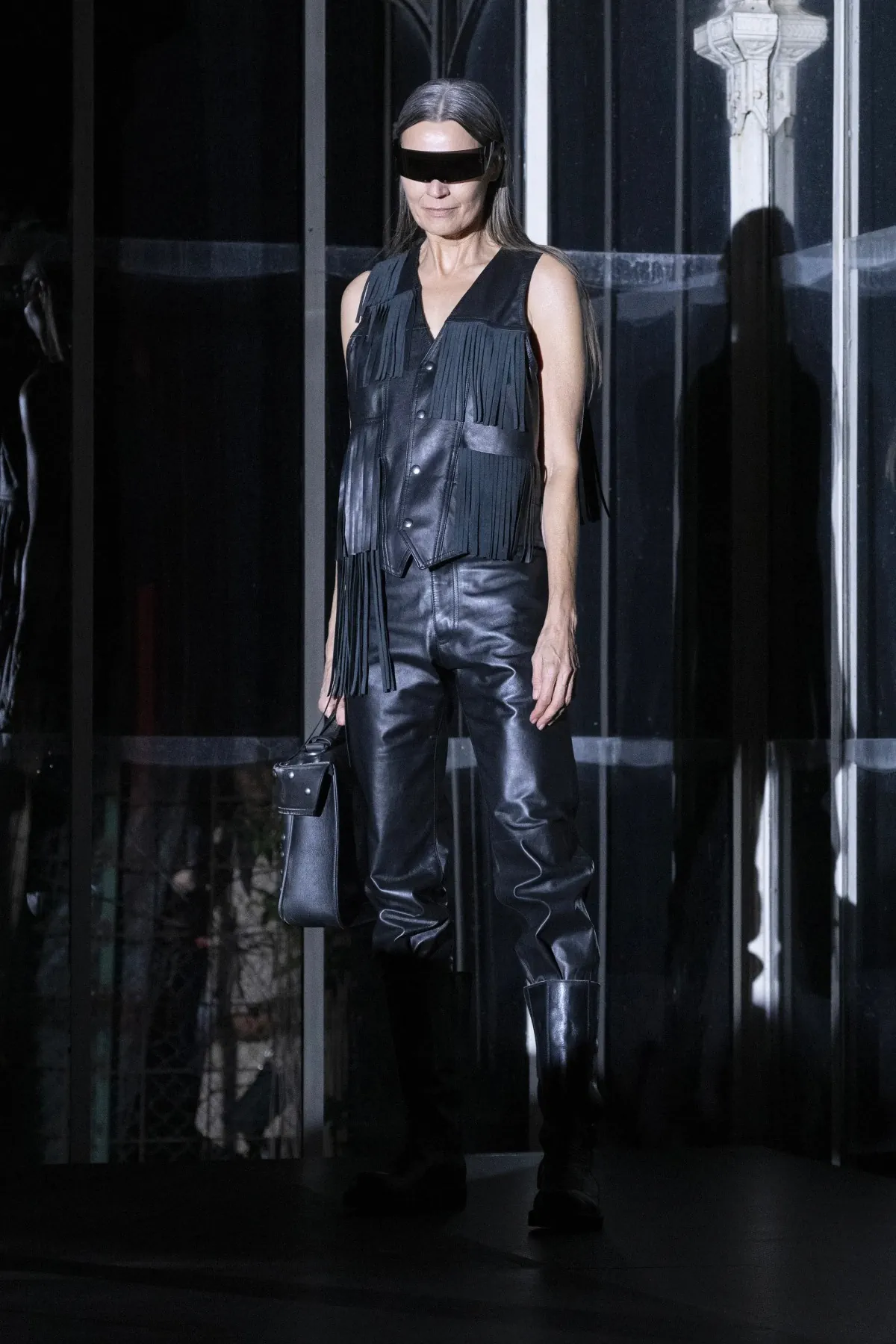 La collection automne 2025 de MM6 Maison Margiela pour le Pitti Uomo est placée sous le signe de la malice noire