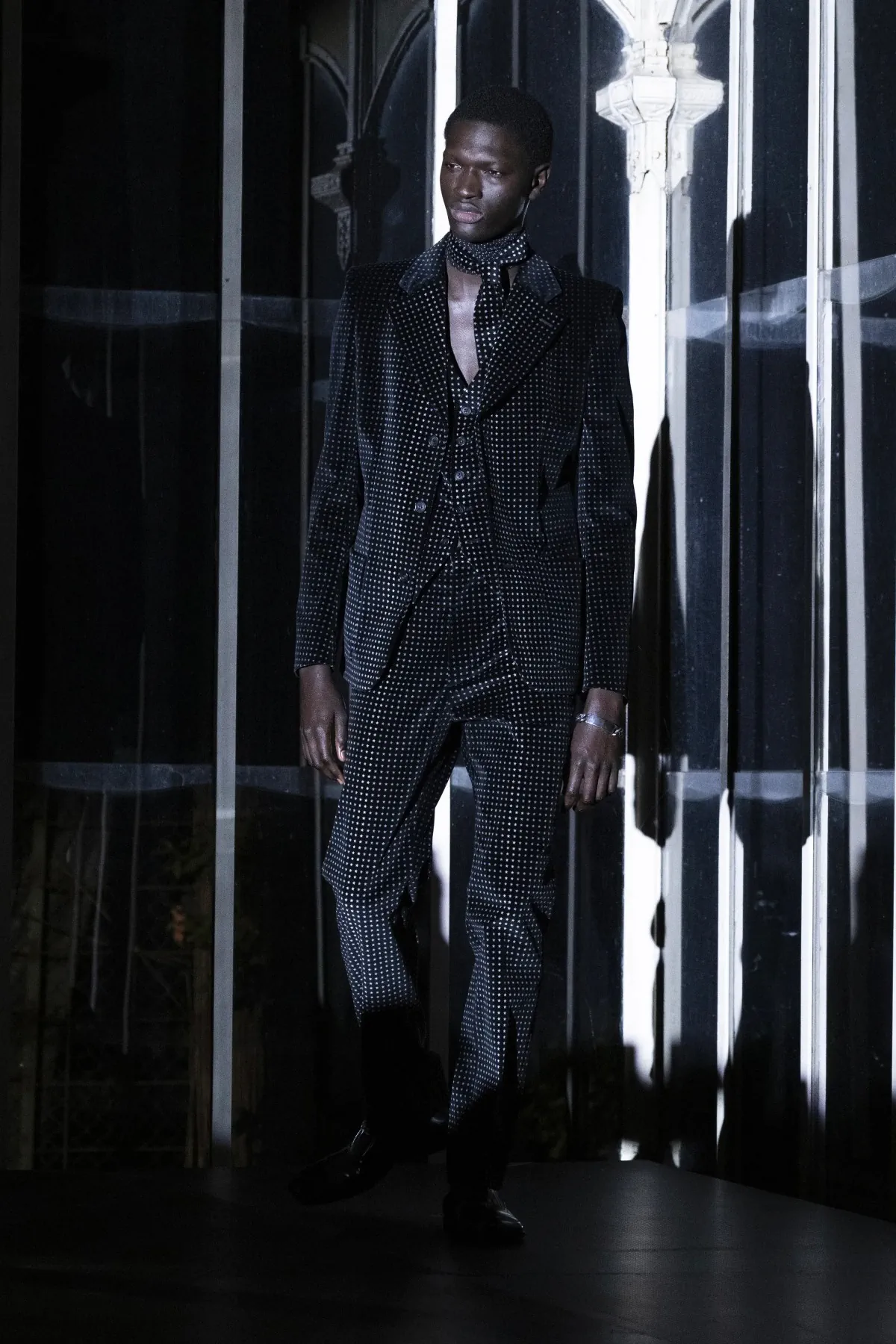 La collection automne 2025 de MM6 Maison Margiela pour le Pitti Uomo est placée sous le signe de la malice noire