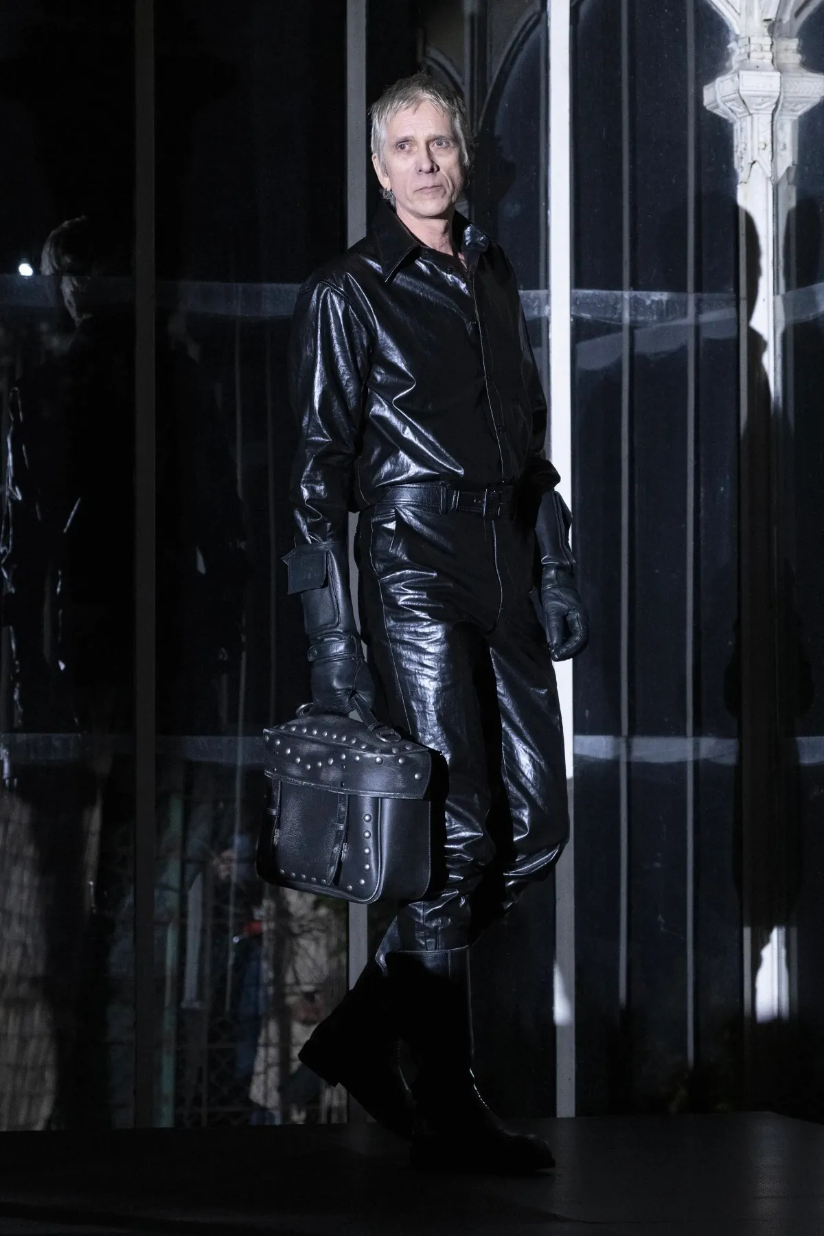 La collection automne 2025 de MM6 Maison Margiela pour le Pitti Uomo est placée sous le signe de la malice noire