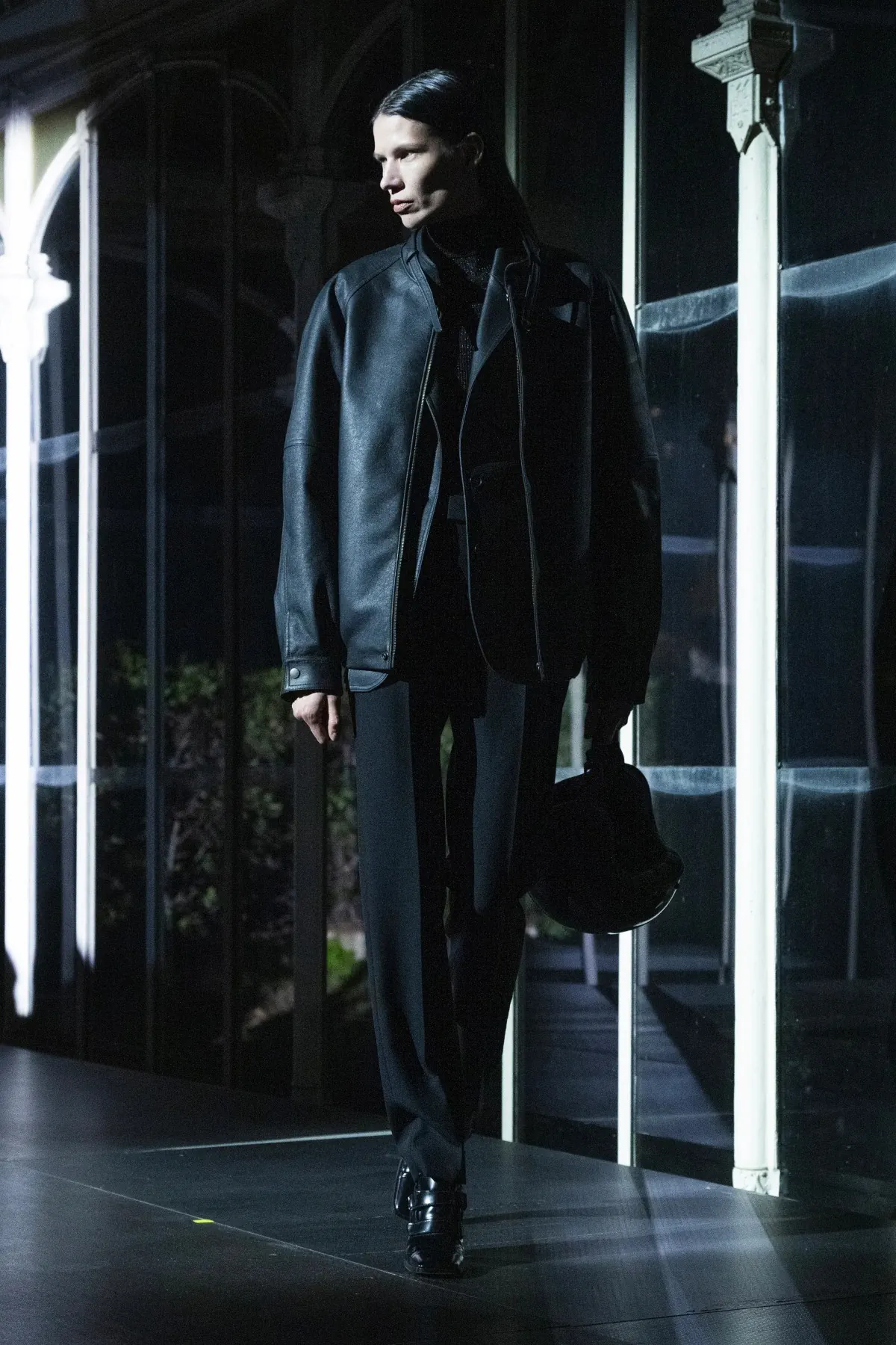 La collection automne 2025 de MM6 Maison Margiela pour le Pitti Uomo est placée sous le signe de la malice noire