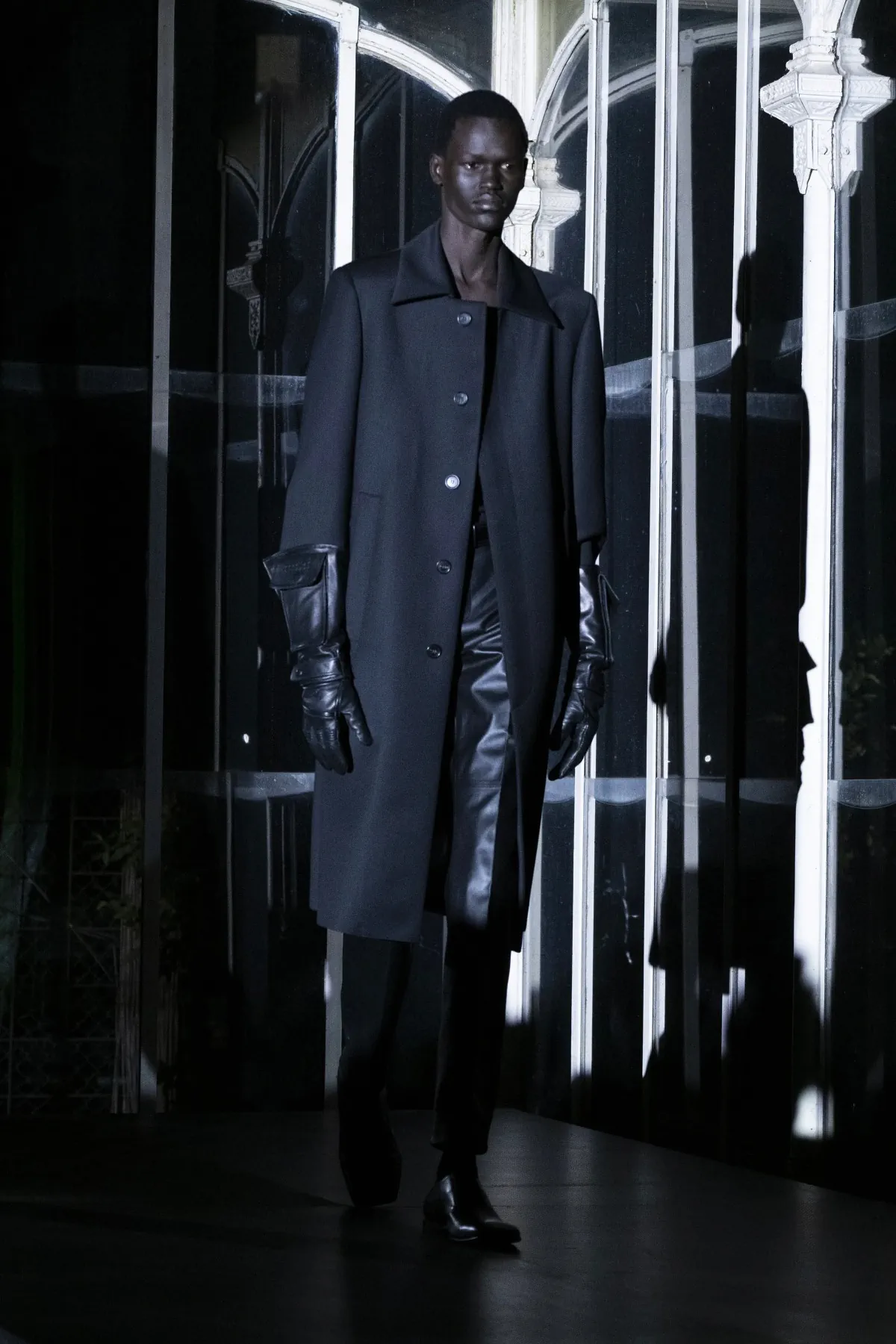 La collection automne 2025 de MM6 Maison Margiela pour le Pitti Uomo est placée sous le signe de la malice noire