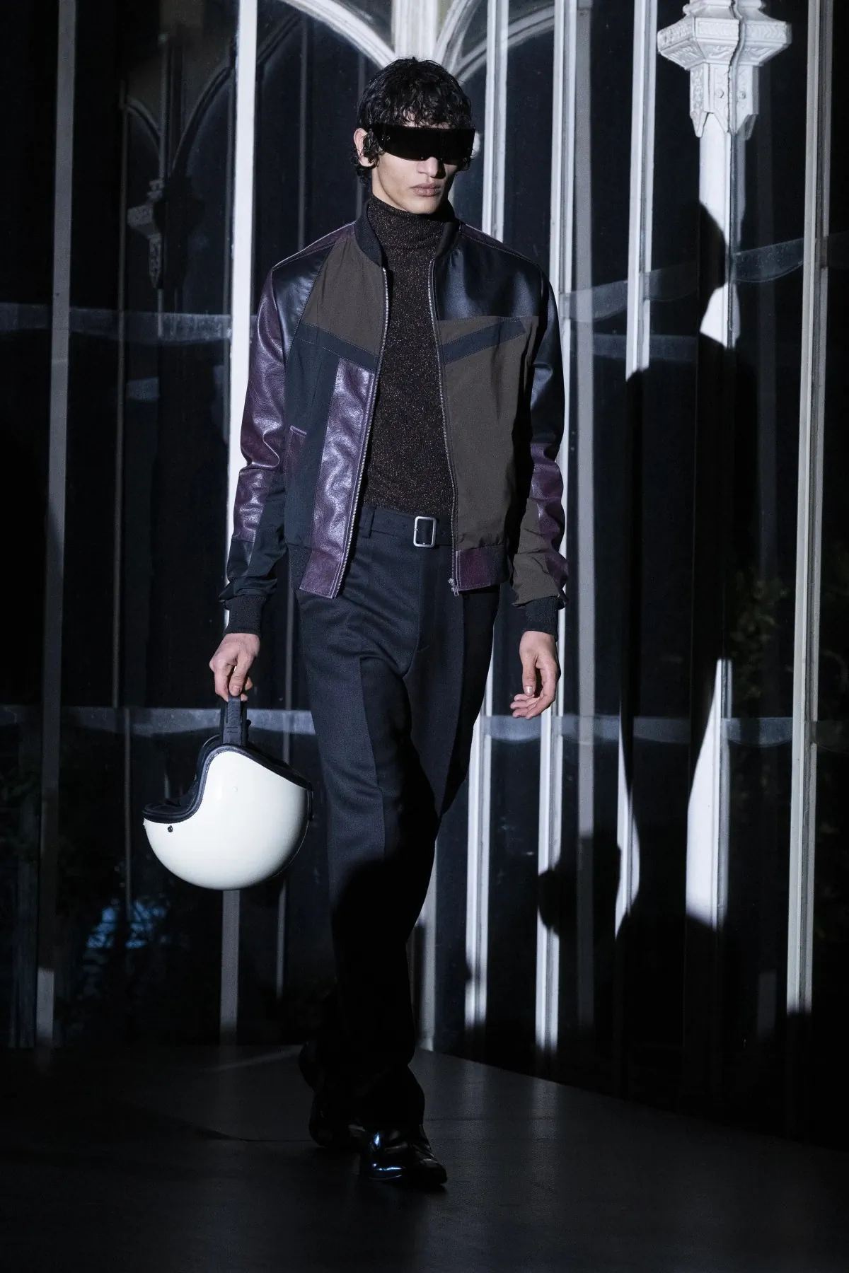 La collection automne 2025 de MM6 Maison Margiela pour le Pitti Uomo est placée sous le signe de la malice noire