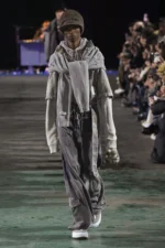 Pour l'automne 2025, Maison Mihara Yasuhiro réimagine les vêtements de travail modernes avec une précision ludique
