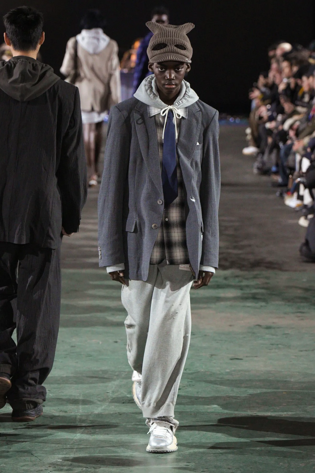 Pour l'automne 2025, Maison Mihara Yasuhiro réimagine les vêtements de travail modernes avec une précision ludique