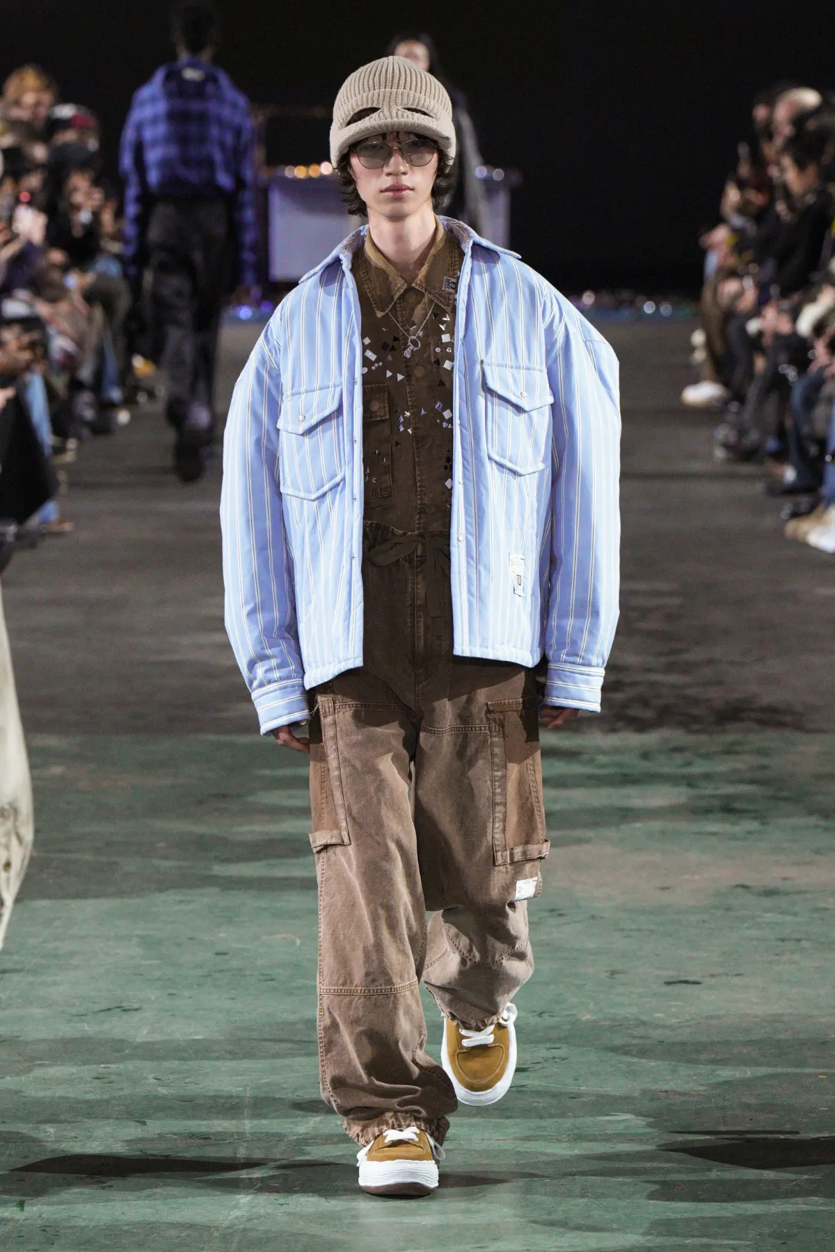 Pour l'automne 2025, Maison Mihara Yasuhiro réimagine les vêtements de travail modernes avec une précision ludique