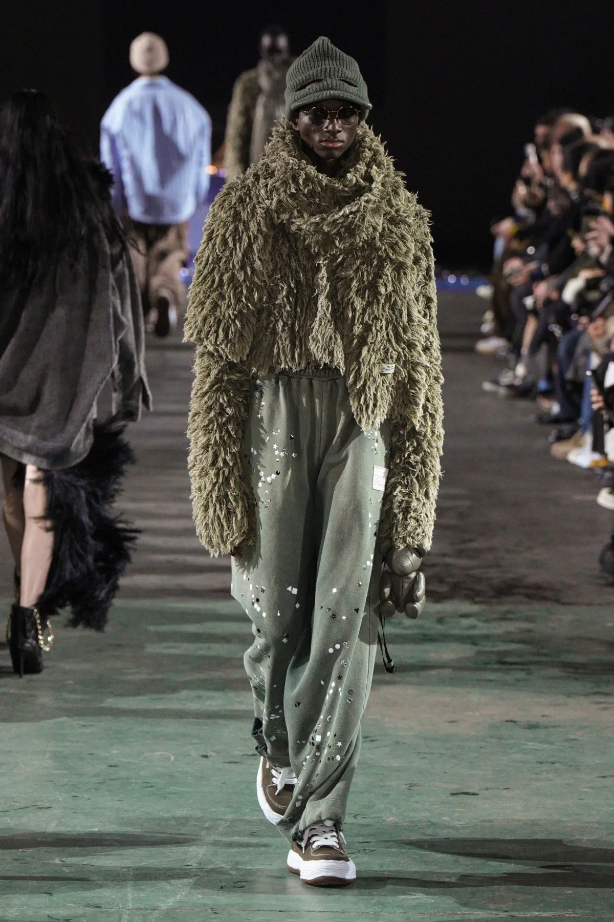 Pour l'automne 2025, Maison Mihara Yasuhiro réimagine les vêtements de travail modernes avec une précision ludique