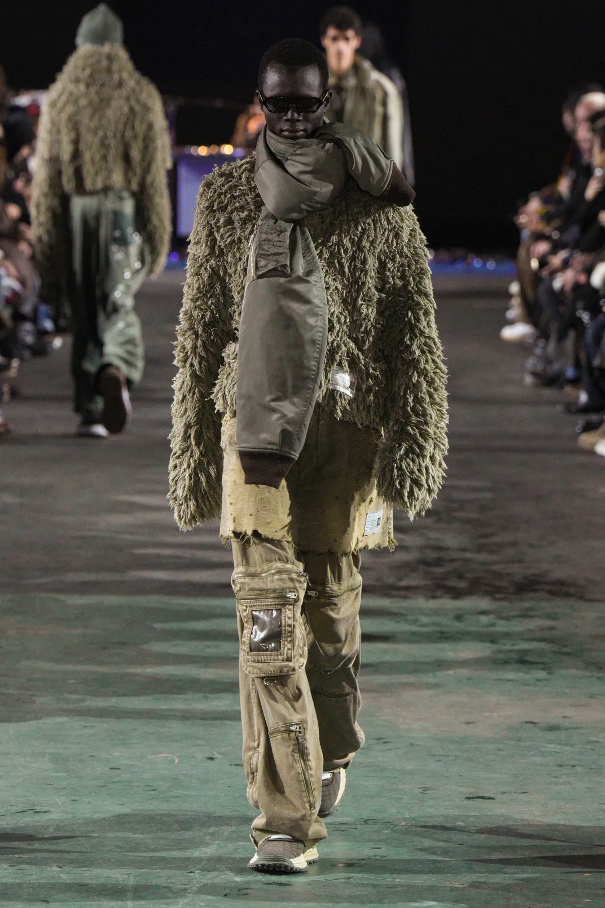 Pour l'automne 2025, Maison Mihara Yasuhiro réimagine les vêtements de travail modernes avec une précision ludique