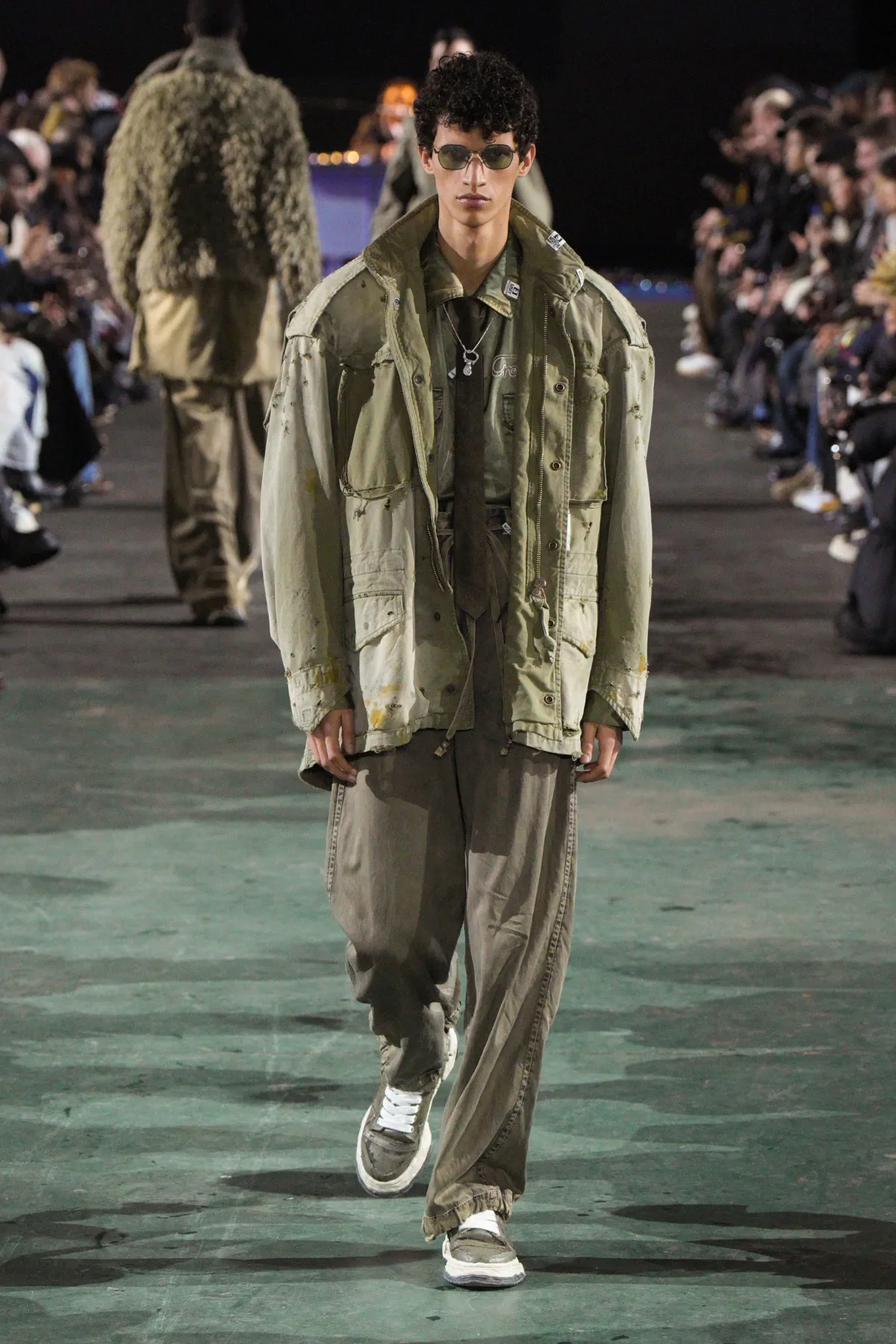 Pour l'automne 2025, Maison Mihara Yasuhiro réimagine les vêtements de travail modernes avec une précision ludique