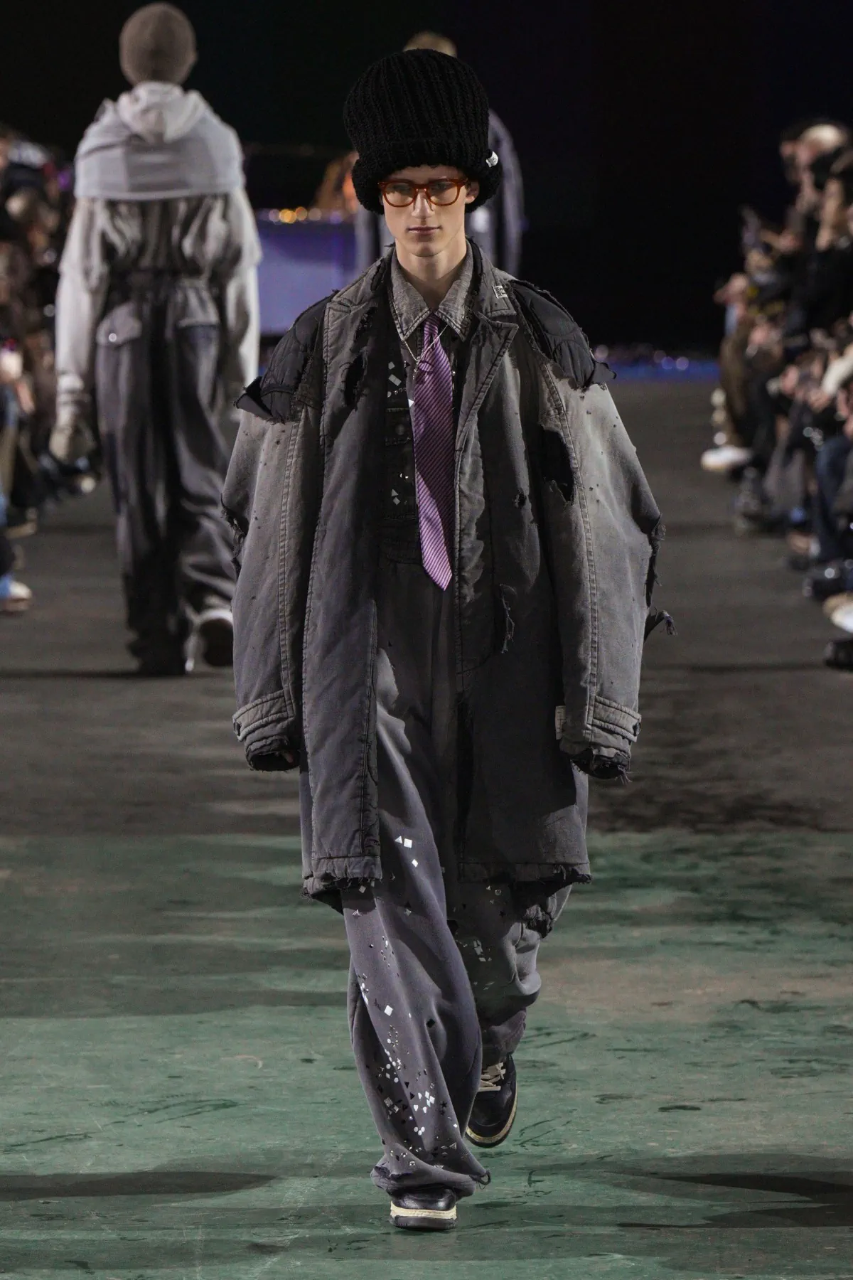 Maison Mihara Yasuhiro Fall Winter 2025 Paris Fashion Week 2 Pour l'automne 2025, Maison Mihara Yasuhiro réimagine les vêtements de travail modernes avec une précision ludique