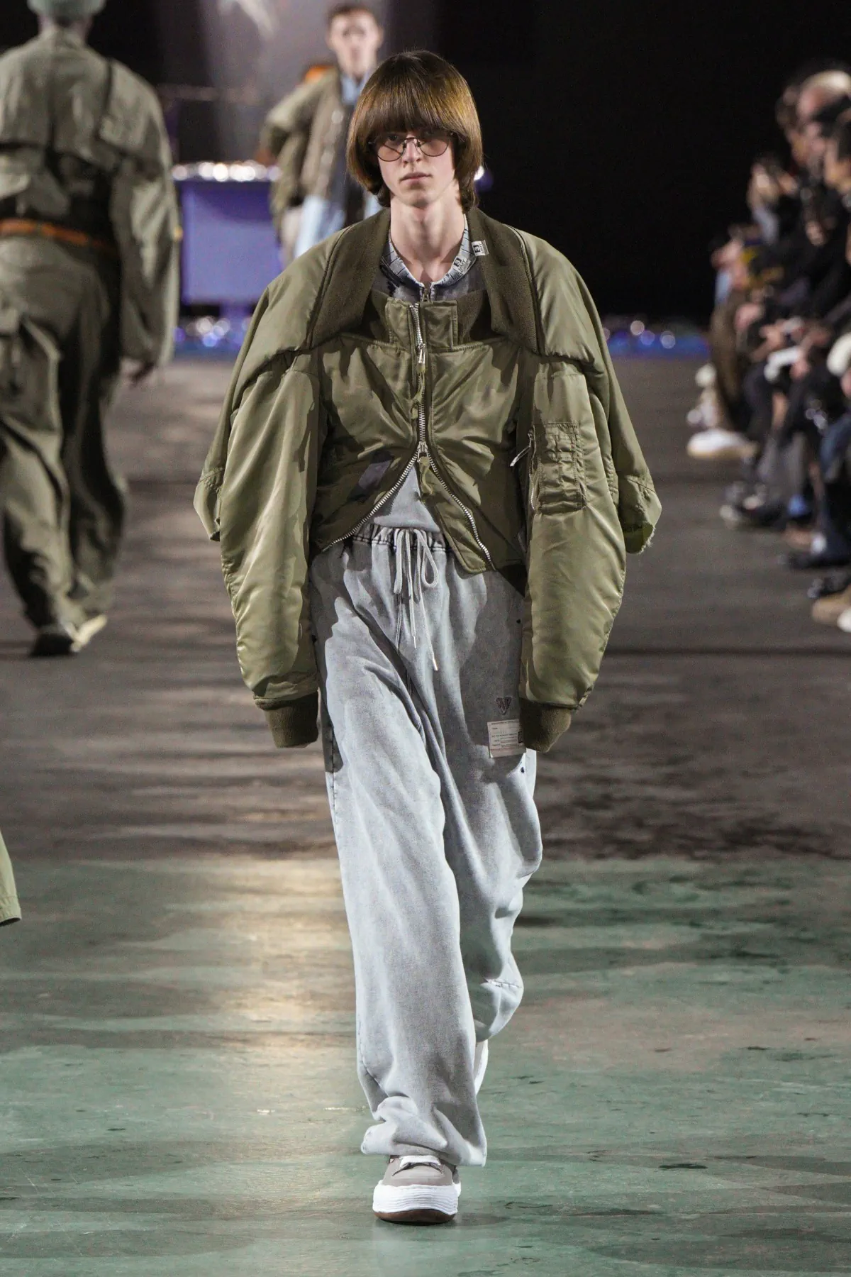 Pour l'automne 2025, Maison Mihara Yasuhiro réimagine les vêtements de travail modernes avec une précision ludique