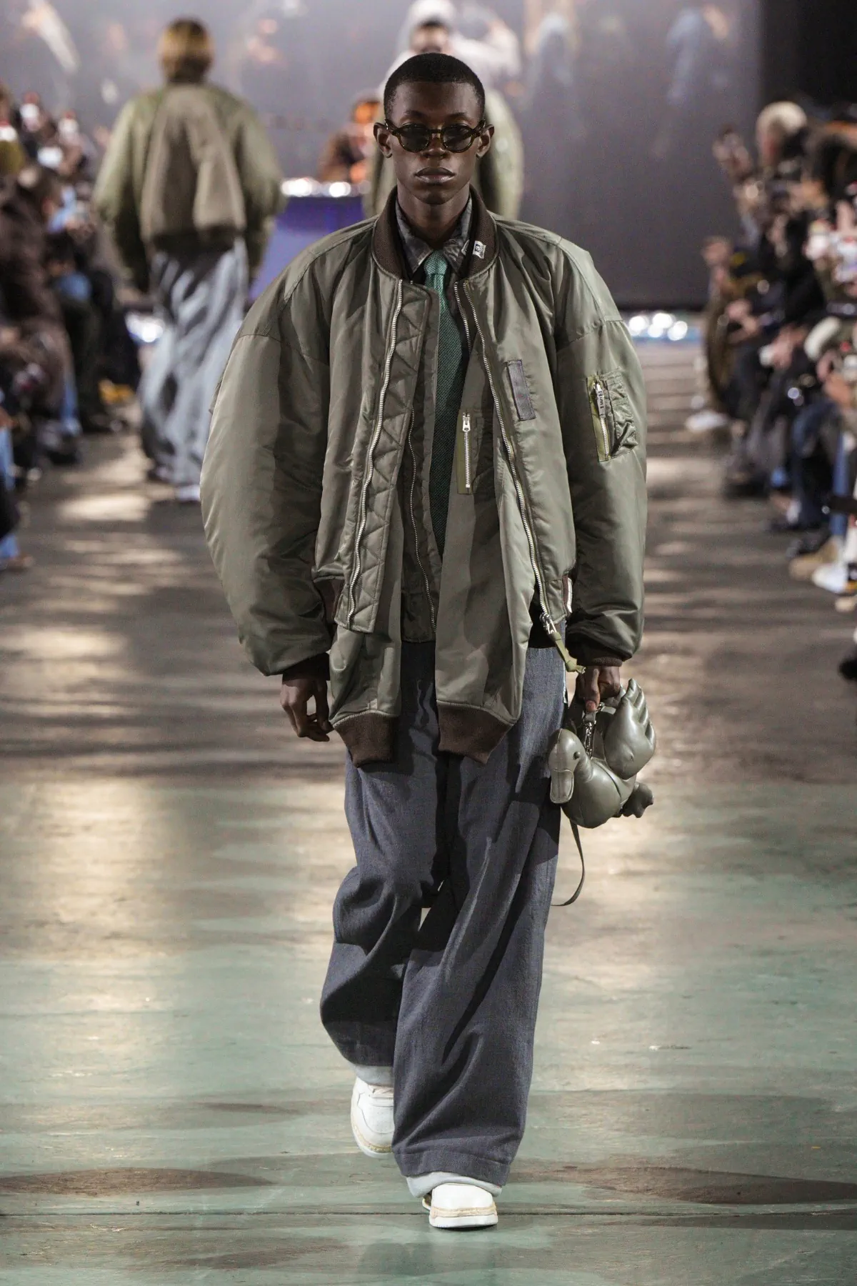 Pour l'automne 2025, Maison Mihara Yasuhiro réimagine les vêtements de travail modernes avec une précision ludique