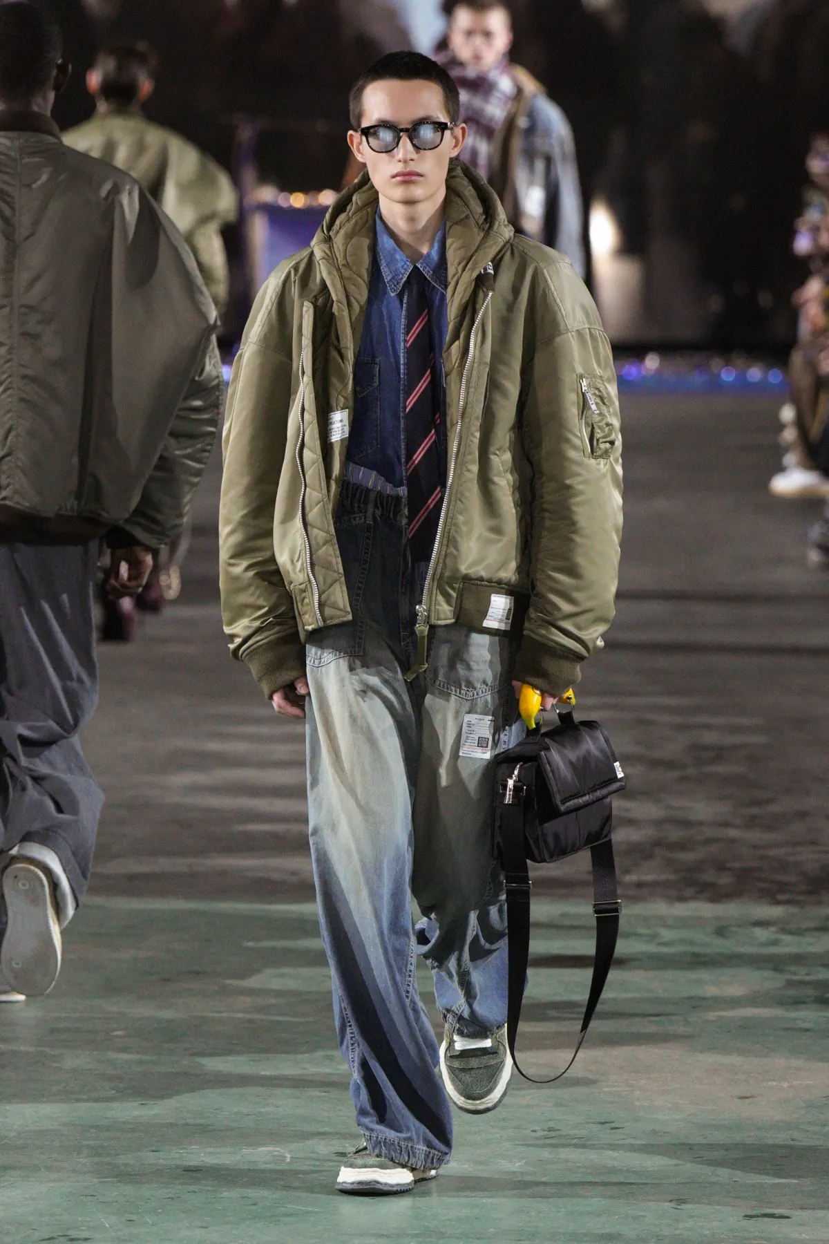 Pour l'automne 2025, Maison Mihara Yasuhiro réimagine les vêtements de travail modernes avec une précision ludique