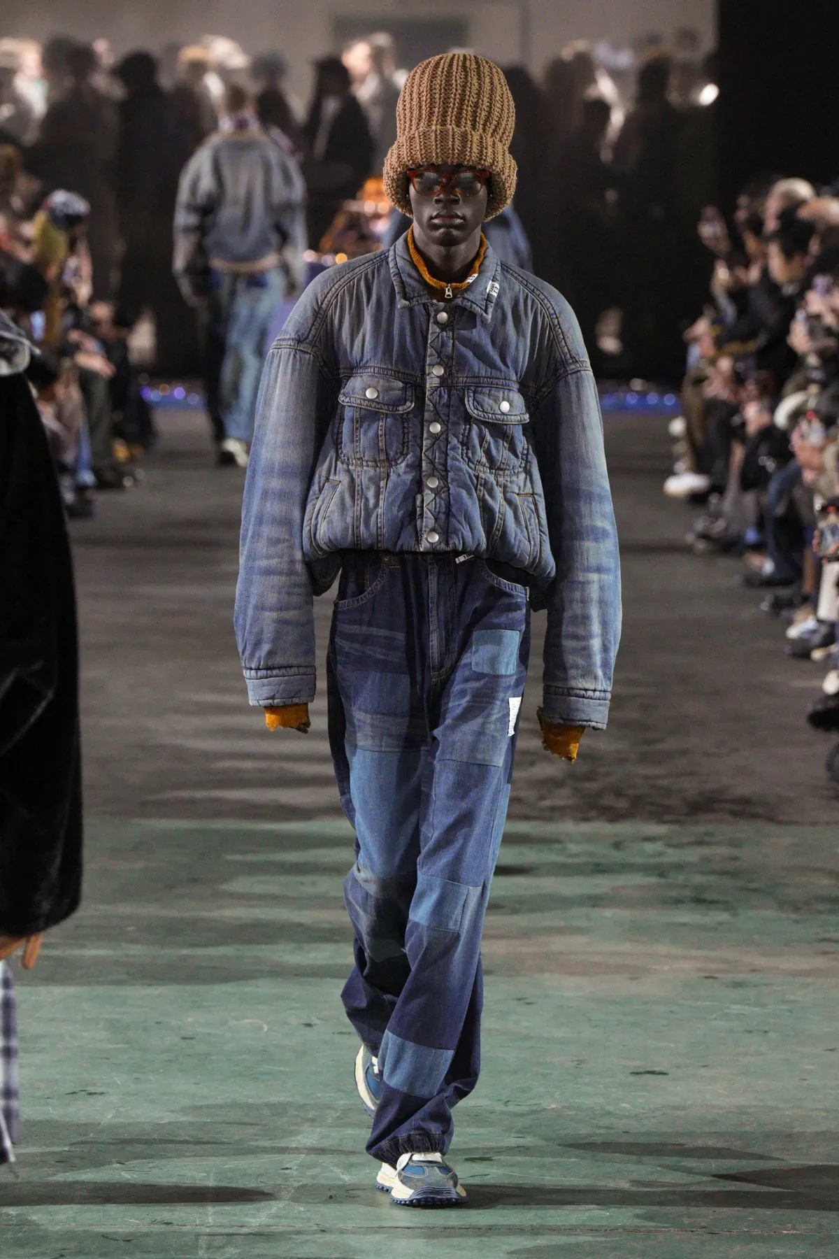 Pour l'automne 2025, Maison Mihara Yasuhiro réimagine les vêtements de travail modernes avec une précision ludique