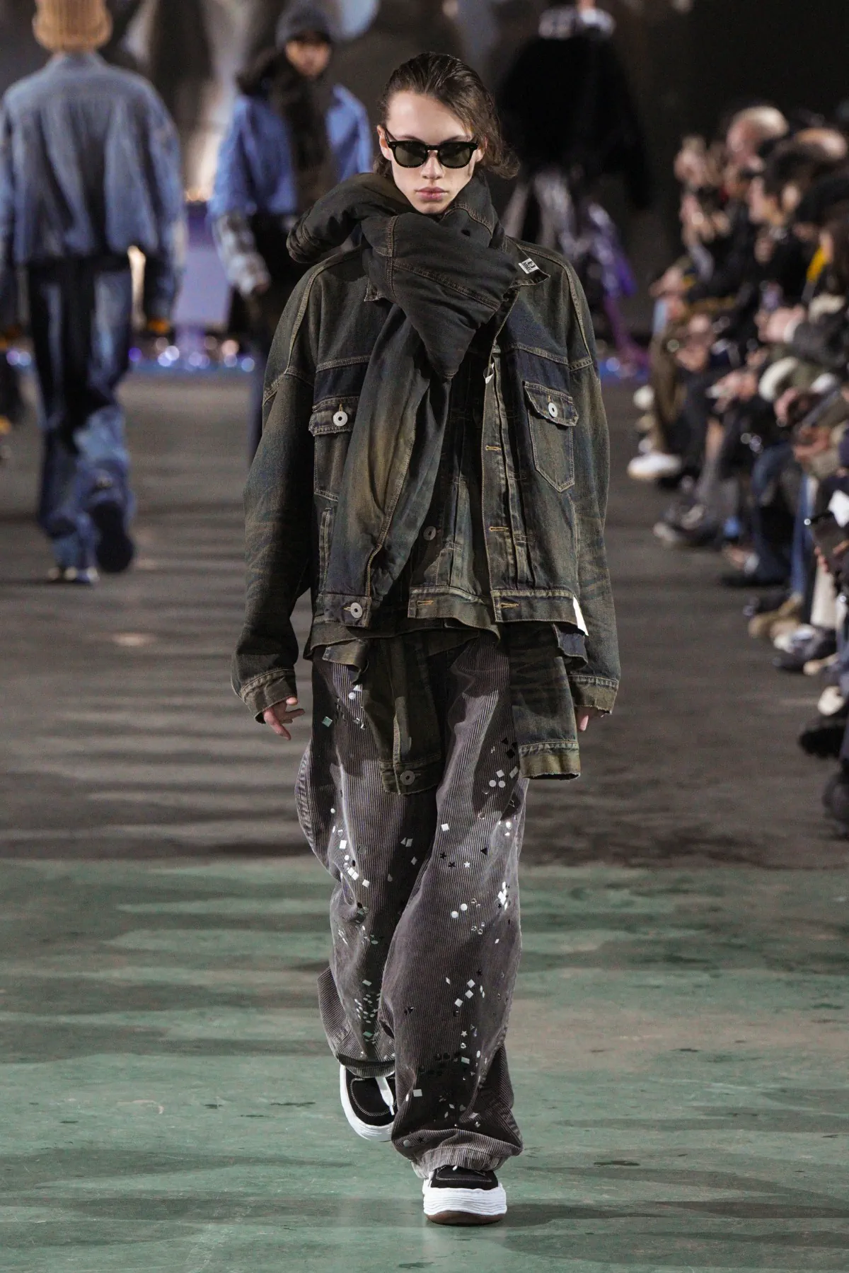 Pour l'automne 2025, Maison Mihara Yasuhiro réimagine les vêtements de travail modernes avec une précision ludique