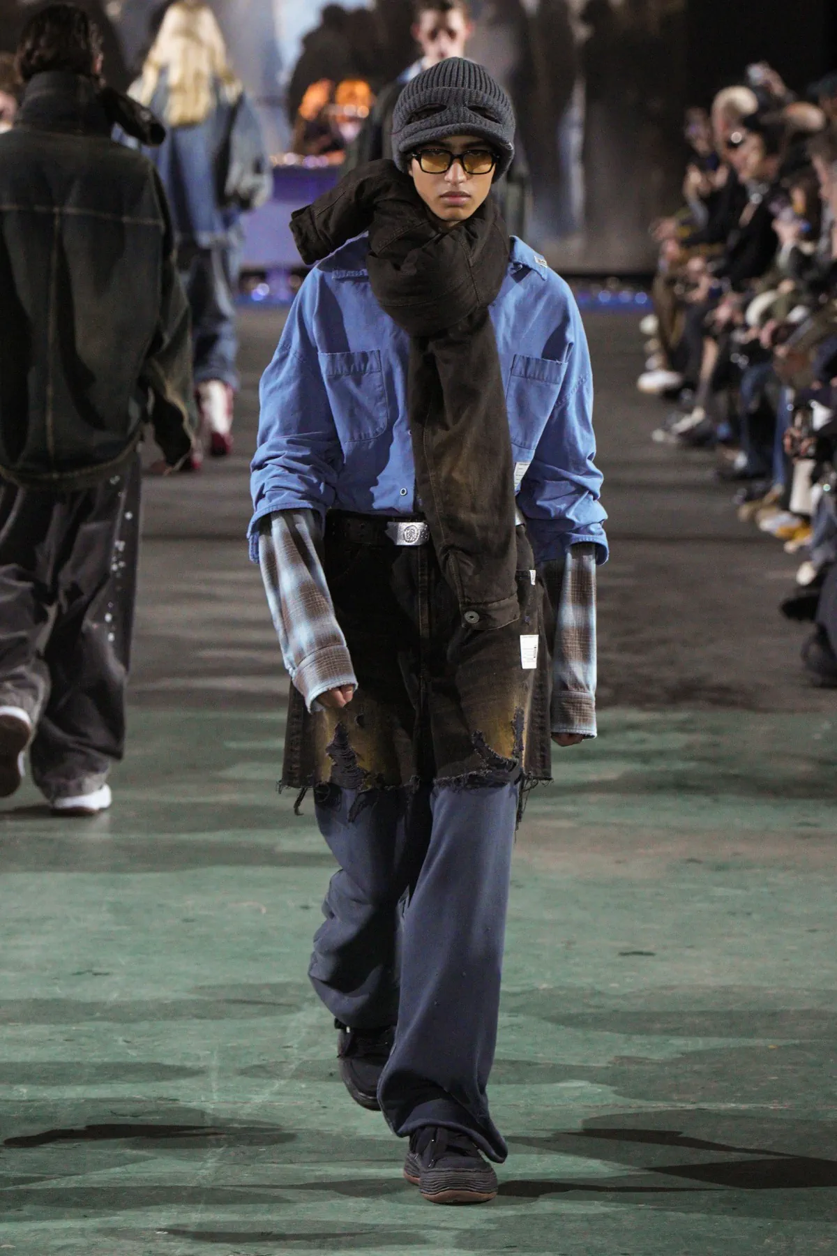 Pour l'automne 2025, Maison Mihara Yasuhiro réimagine les vêtements de travail modernes avec une précision ludique