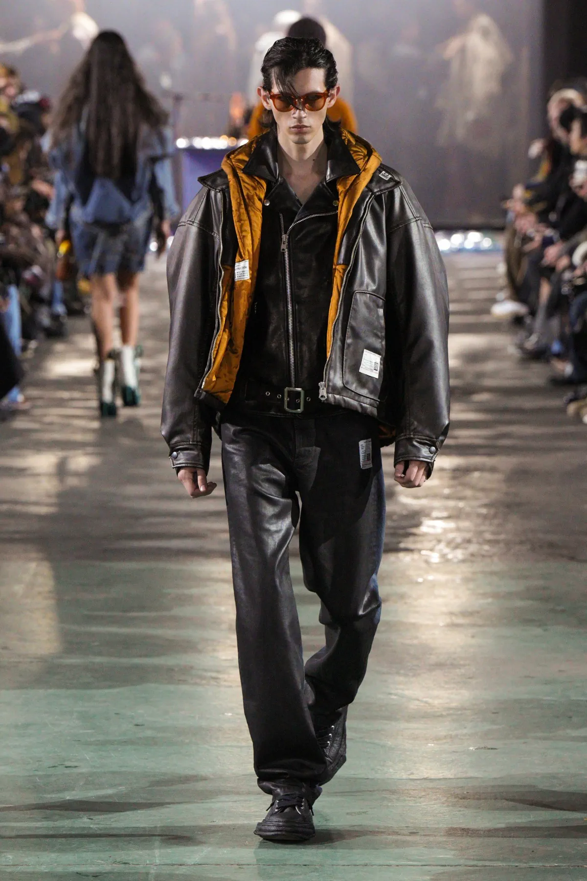 Pour l'automne 2025, Maison Mihara Yasuhiro réimagine les vêtements de travail modernes avec une précision ludique